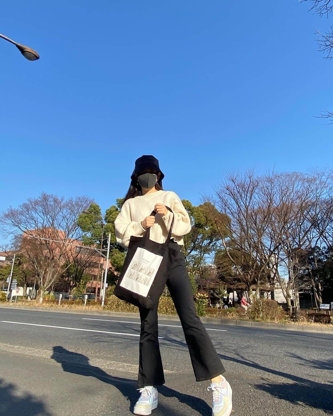 青山舞莉さんのインスタグラム写真 - (青山舞莉Instagram)「@leannofficial having a moment to take it all in with my new tote bag 🤍 #leann #leannmoment」1月16日 14時54分 - milez728