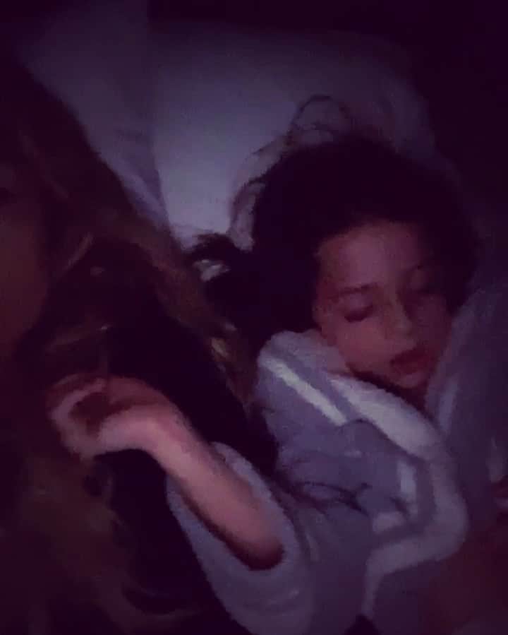 レイチェル・ゾーのインスタグラム：「#Friday night and every night for the last 10 months ... #Bedtime in a tent bed ⛺️😴👼🏼 #grateful #boymom XoRZ」