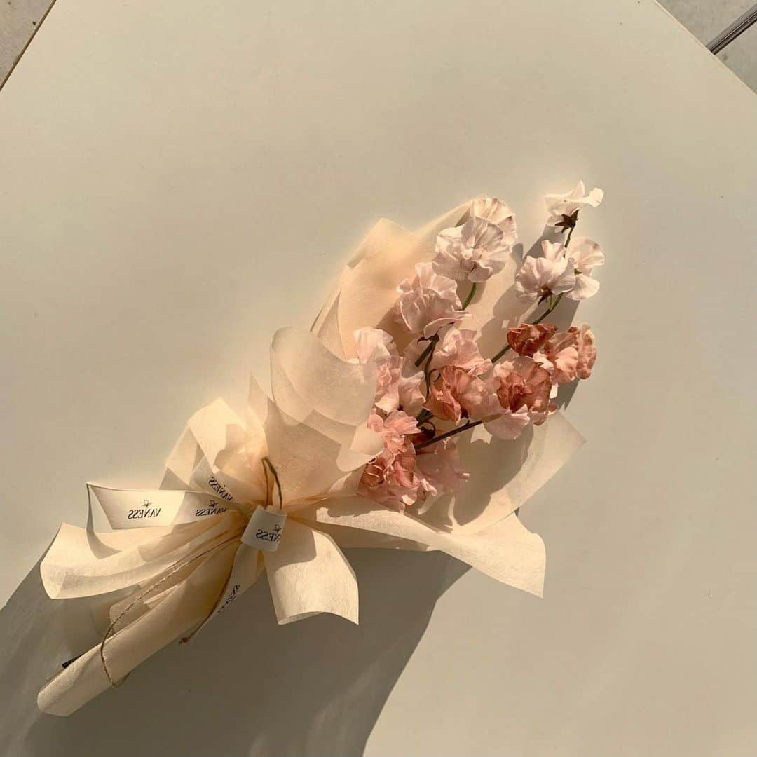 플로리스트 이주연 florist Lee Ju Yeonさんのインスタグラム写真 - (플로리스트 이주연 florist Lee Ju YeonInstagram)「. . 1년 내내 볼수있다면 스윗트피 🤍 . #바네스꽃다발 #빈티지꽃다발 #스위트피꽃다발  . 订花 WeChat ID vaness_flower 페이팔 결제 가능  클래스상시모집 당일꽃주문가능 . #수업문의 #주문예약 #lesson #Order  Katalk ID vaness52 WeChat ID vaness_flower E-mail vanessflower@naver.com . 서초구 양재천로 123 5층 📞02-545-6813 . #vanessflower #florist #flowershop #handtied #flowerlesson #花束 #바네스플라워 #플로리스트 #꽃다발 #부케 #플로리스트학원 #플라워레슨 #양재동꽃집 #양재역꽃집 #꽃다발주문 #꽃수업 #꽃주문  #대관 #공간대여 #스튜디오대관 #자연광스튜디오 #자연광스튜디오대관 #스튜디오」1月16日 15時06分 - vanessflower