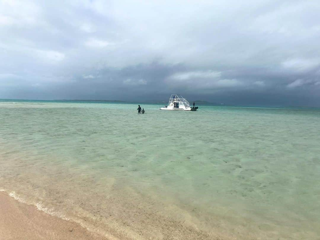 大西宏明さんのインスタグラム写真 - (大西宏明Instagram)「家族旅行記📖  潮の満ち引きで限られた時間しか現れない😆  幻の島🏖  めちゃくちゃええとこでした🤩  #家族旅行 #小浜島 #幻の島 #浜島 #綺麗な海 #シュノーケリング #最高の思い出  #旅行記  #行くべし #ナイススポット #家族写真  #子供の笑顔 #旅行好きな人と繋がりたい  #海 #八重山諸島 #smile #ほなっ！！」1月16日 15時01分 - ohnishi_hiroaki_0428