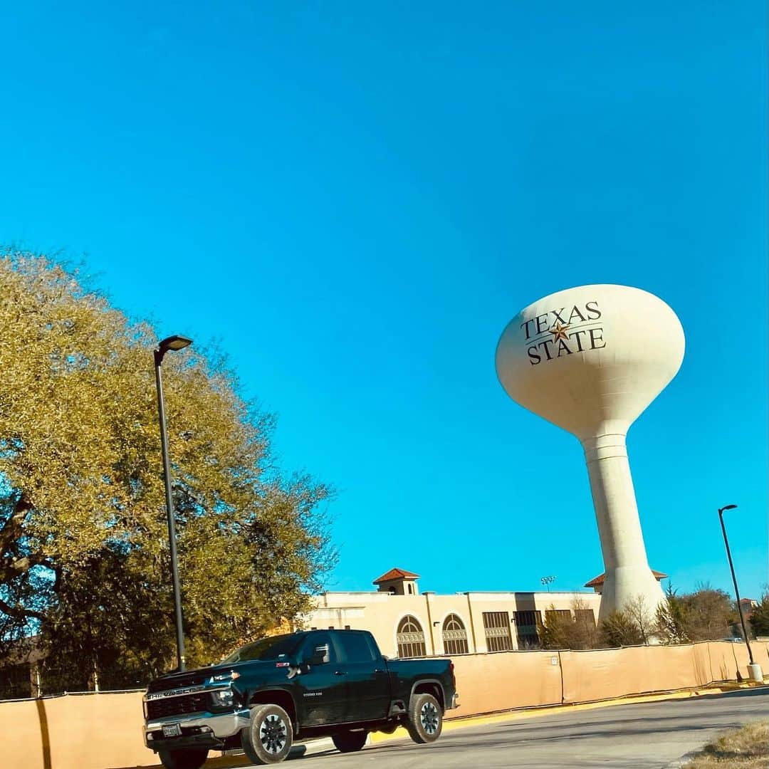 山田愛さんのインスタグラム写真 - (山田愛Instagram)「#sanantonio という街 #texas のサンアントニオ!  First time for me to come to San Antonio!  私のイメージ ・歴史的な建物がたくさん ・スパニッシュを話せる人がたくさんいる(メキシコ文化が大きい) ・土地が広い ・空が綺麗 ・野生の鹿やリスがたくさんいる ・日本人と全然会わない(アジア人が少ない) ・大きい車が多い ・スムージーやサラダのお店がたくさんあって大変嬉しい  River walkはメキシコの音楽が演奏されていたり🇲🇽テキサスを象徴するカーボーイハットが売っていたり🤠入り混ざった陽気な雰囲気🌵  何かご縁があってきたこともないテキサスに滞在しています。 #バスケットボール がサンアントニオに連れてきました🤙🏽 街の雰囲気や政治が変わる今の状況、アメリカの生活もシェアしていきます🇺🇸  #サンアントニオ #テキサス #アメリカ #🇺🇸 #アメリカ生活 #英語 #海外生活 #カーボーイ」1月16日 15時14分 - aiyamada_