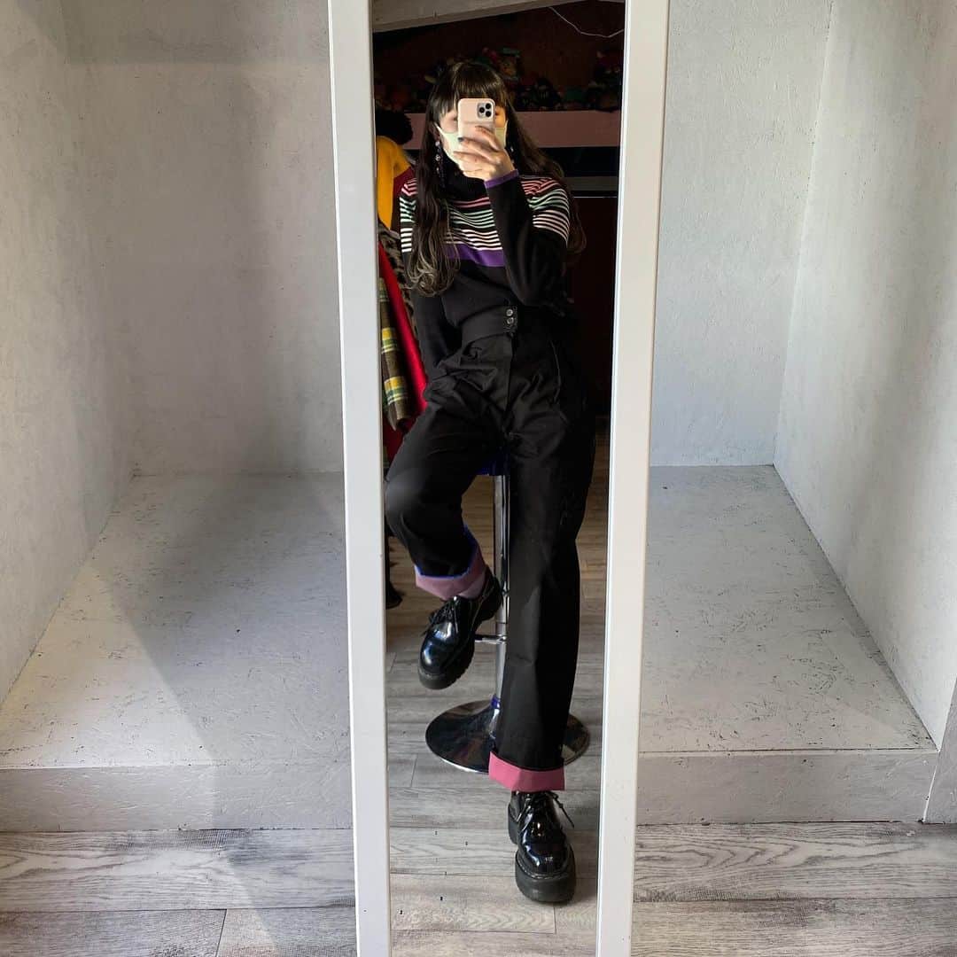 のインスタグラム：「🔵🔮🖤🧠🌳  折る回数と折る長さによって見せる色を変えられる パンツ👖今日はトップスの柄に合わせて左足は2つ折りしてパープル、右足は一つ折りしてピンクを見せてみた 合わせる服によって見せる色変えて楽しみたい🌈 もちろん真っ黒のまま着ても🙆🏻‍♀️⚫️」