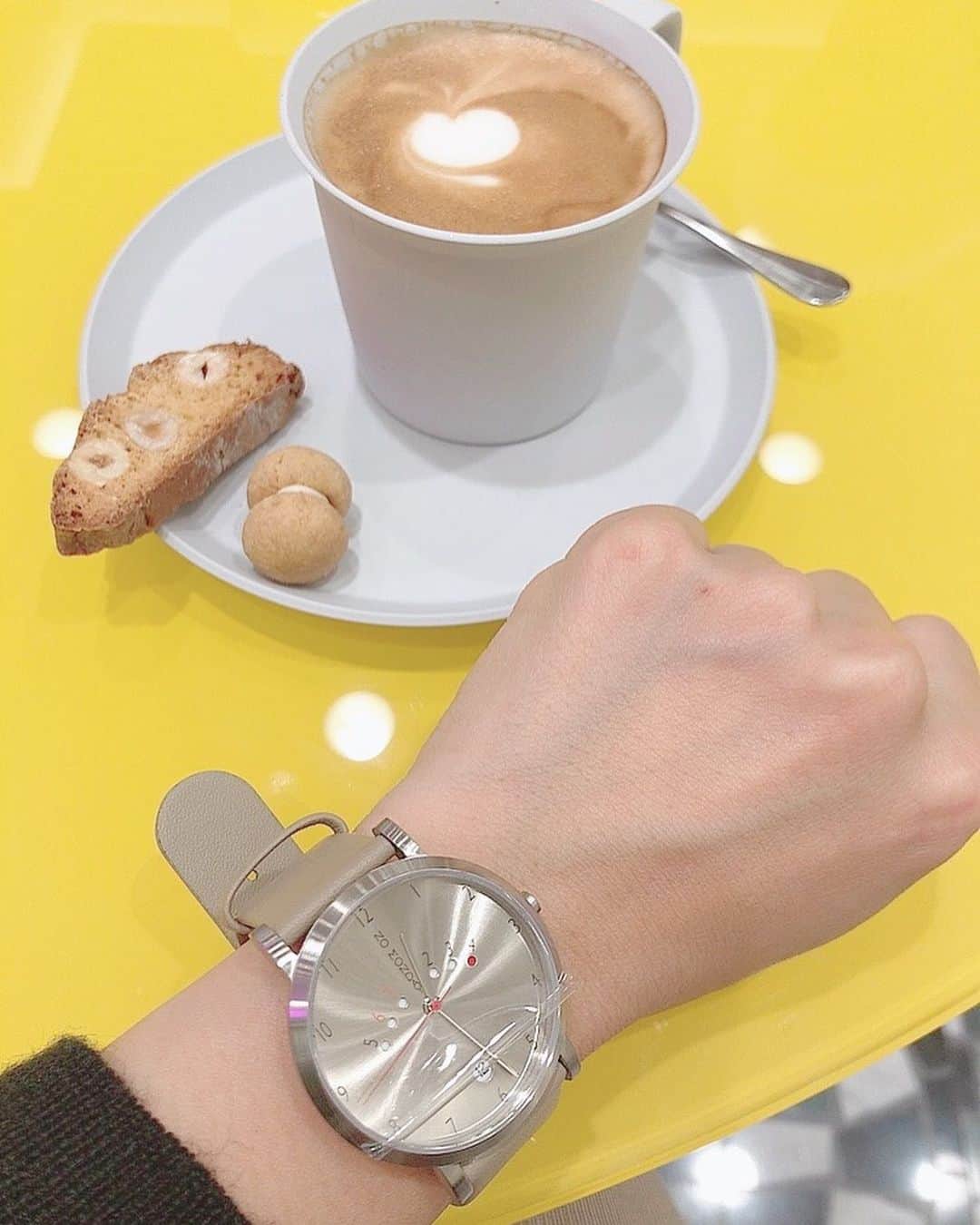 mahoさんのインスタグラム写真 - (mahoInstagram)「(*´꒳`*)🌸横にスワイプしてね👉 。 先日のボッテガネタのカフェにて！ この日の#コーデ　にお気に入りの… 。 #時計　#ノーマンデー　@nomonday_jp  の#腕時計　を(　≖´౪≖｀)✨ 。 。 シンプルだけどお洒落で 本当デザインも素敵👍 。 。 。 。 今ならクーポンコードも 出てるから使ってね👉i0ff1lzd29 。 10%オフになるよ！ 。 。 。 。 。 。 #ノーマンデー#時計#nomonday#腕時計#PR #fashion#プチプラコーデ#lunch#カフェ巡り#ハンバーガー#肉#美活#美容液 #kickboing#キックボクシング#fitness#ランニング#gym#パーソナルトレーニング #グルメ#マツエク#痩身エステ #東京#銀座#恵比寿#三宮#名古屋」1月16日 15時15分 - i.0ff1cia1._.m.ah.0