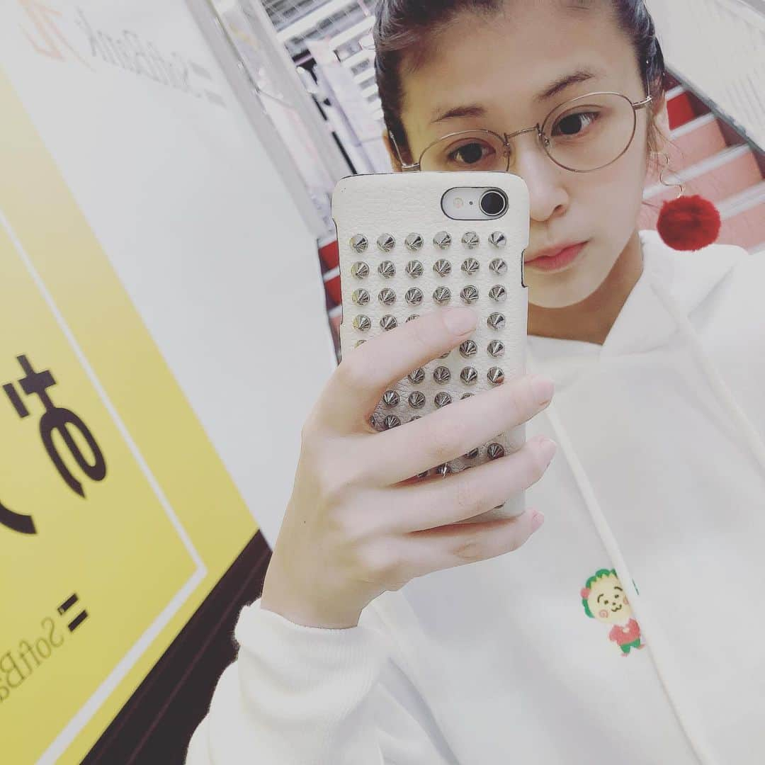 小阪有花（小阪由佳）さんのインスタグラム写真 - (小阪有花（小阪由佳）Instagram)「コジコジのパーカーかわいすぎてお気に入り！  #gu #コジコジ #guコラボ#momokosakura #白トレーナー」1月16日 15時11分 - kosakayuka0627