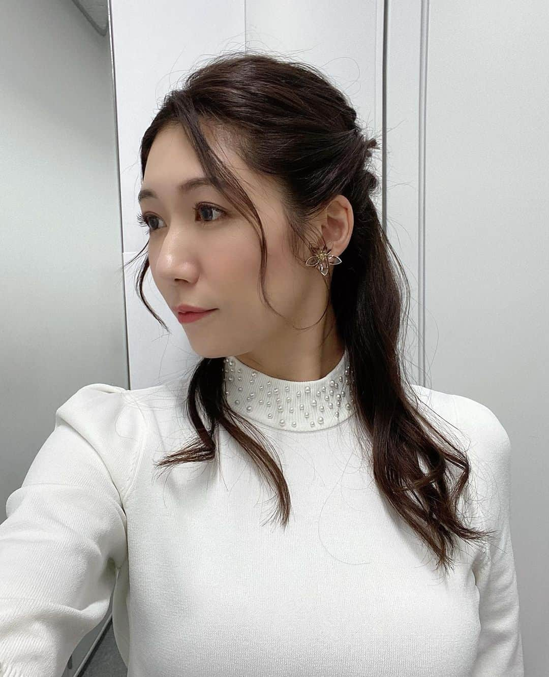 穂川果音さんのインスタグラム写真 - (穂川果音Instagram)「hair style  ハーフアップだよ♪  earring→ @roomx601  #ゆる巻き #ハーフアップ #hairstyle #hairarrange #イヤリング　#アベプラ 　#ハーフアップアレンジ　#earrings」1月16日 15時11分 - hokawakanonn