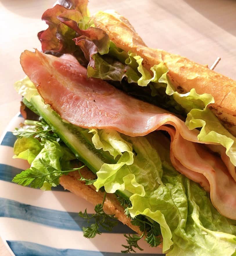 LOVEのインスタグラム：「パン屋さんのバゲット、お肉屋さんのベーコン、八百屋さんの野菜。 各自が美味しいので本気でおいしーーい！！外で食べるより家サンドイッチが好きだ。 バターでパンの内側焼いて、マスタード塗ってはちみつ垂らせば即席ハニーマスタード。チャービルも香り付けに入れてみた。  小さな、いや、でっかい幸せだい！🤤」