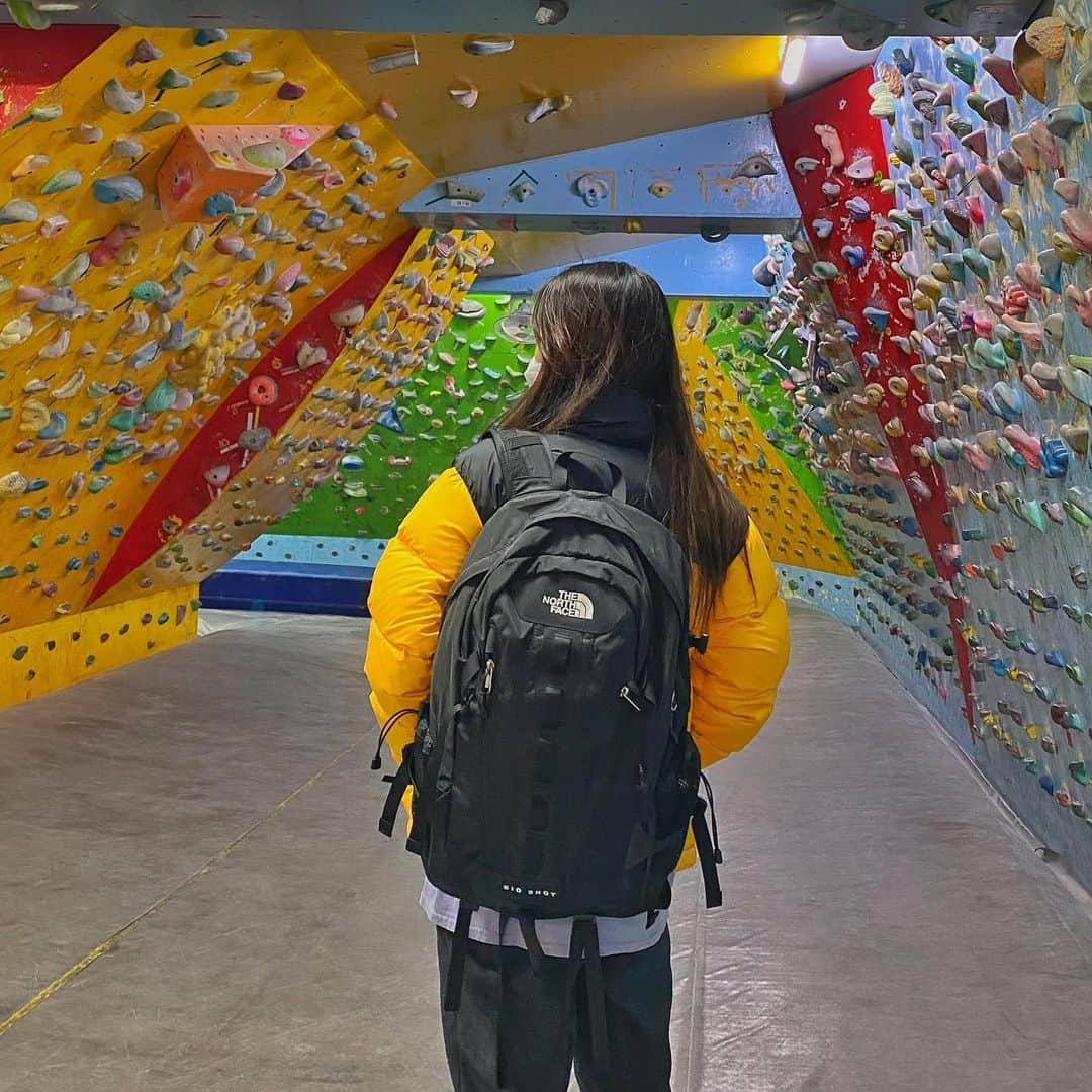 サ・ソルさんのインスタグラム写真 - (サ・ソルInstagram)「@thenorthface_kr 🥰  요즘 나의 최애 데일리룩 ☝️ 🤍짐 많은 나에게 필수인 노스페이스 빅샷백팩🧳  🤍부담없이 데일리하게 메고다니기 좋고 수납도 좋구 심지어 너무 이뿌다잉 😍😍😍  🤍FLEXVENT멜빵과 등받이 지지대를 위한 척추 채널 및 PE 스폰지 등판을 사용하여 무거운 짐을 넣어도 어깨와 등판 피로감이 덜하면서 착용감도 우수해용   Outer :1996 레트로 에코 눕시 Pants: 시티 컴포트 플리스 팬츠  Bag: 빅샷   #노스페이스 #thenorthface #빅샷 #bigshot #노스페이스로따뜻하게겨울나기 #일상룩 #에코눕시」1月16日 15時19分 - sasol_climber