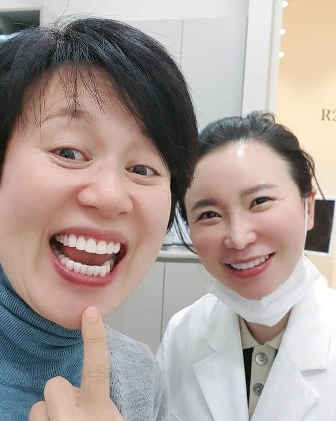 パク・ミソンのインスタグラム：「치아가  이뻐지니까  자신있게  웃게  되더라구요 ㅎㅎ  . 덕분에  주름이  늘었지만 ㅎ . . 여러분  치과  검진은  1년에  한 번이라도  꼭  하셔야 해요~~ . 저를  건치미.... 인  아니아니  건치인으로  만들어주신  쌤  늘  감사합니다 . . #세시간치과 #치아관리 #쌤고마워요 #건치인」