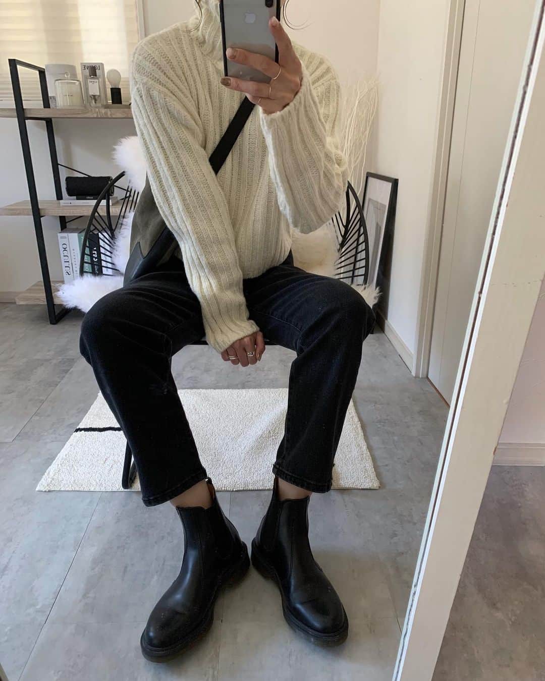 Mie Kawanoのインスタグラム：「今日は長男の制服採寸の日 もう中学生と思うとなんか感慨深い…  knit.pants @canaljean  bag @loewe  boots @drmartens_japan  #coordinate #code #instagood #instafashion #コーデ#コーティネート#canaljean #loewe #drmartens #monotonecode」