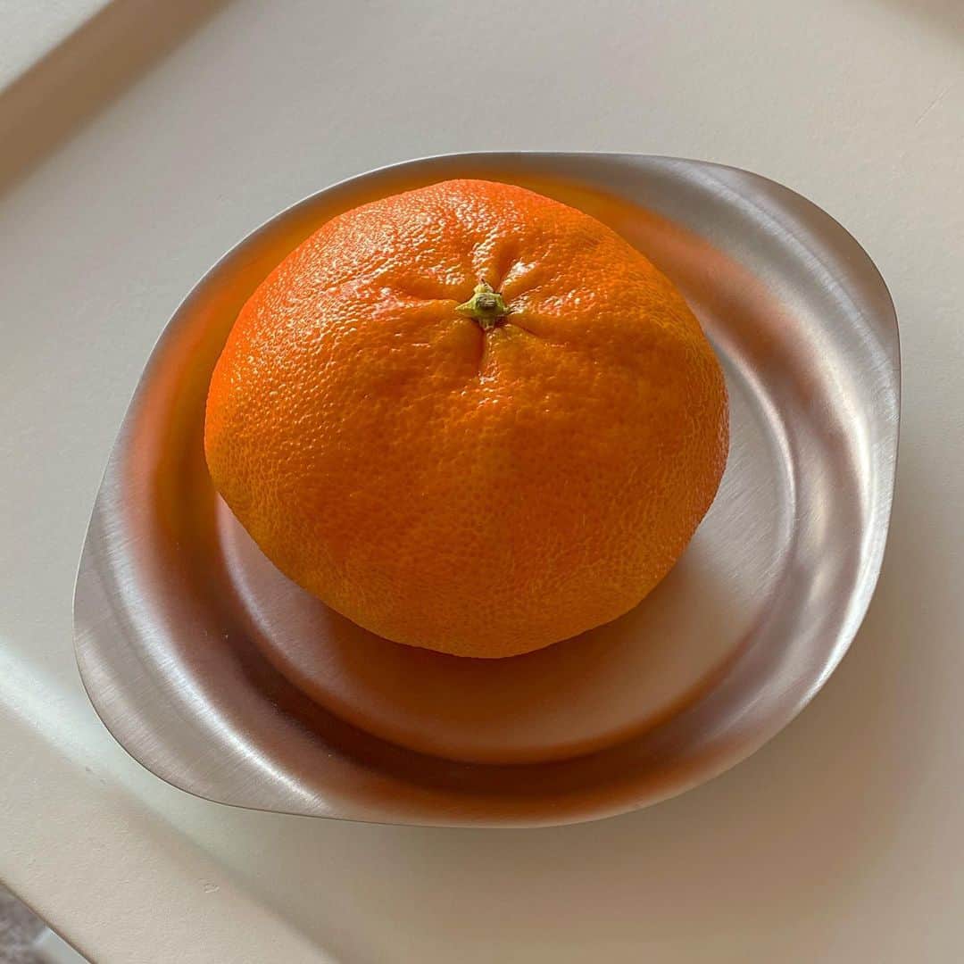 カン・ミンギョン のインスタグラム：「하 너무 기야운 납작 귤... 맛있어... 🍊」