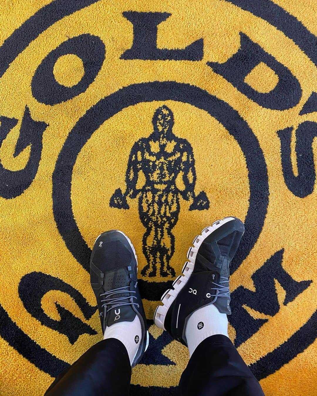 宇野薫のインスタグラム：「UNOTRAINING&UNO☆KICKS  朝イチサクッと#unotraining  #unokicks #onfriends #onjapan #onrunning  @goldsgym.japan @goldsgym.yokohamabashamichi」