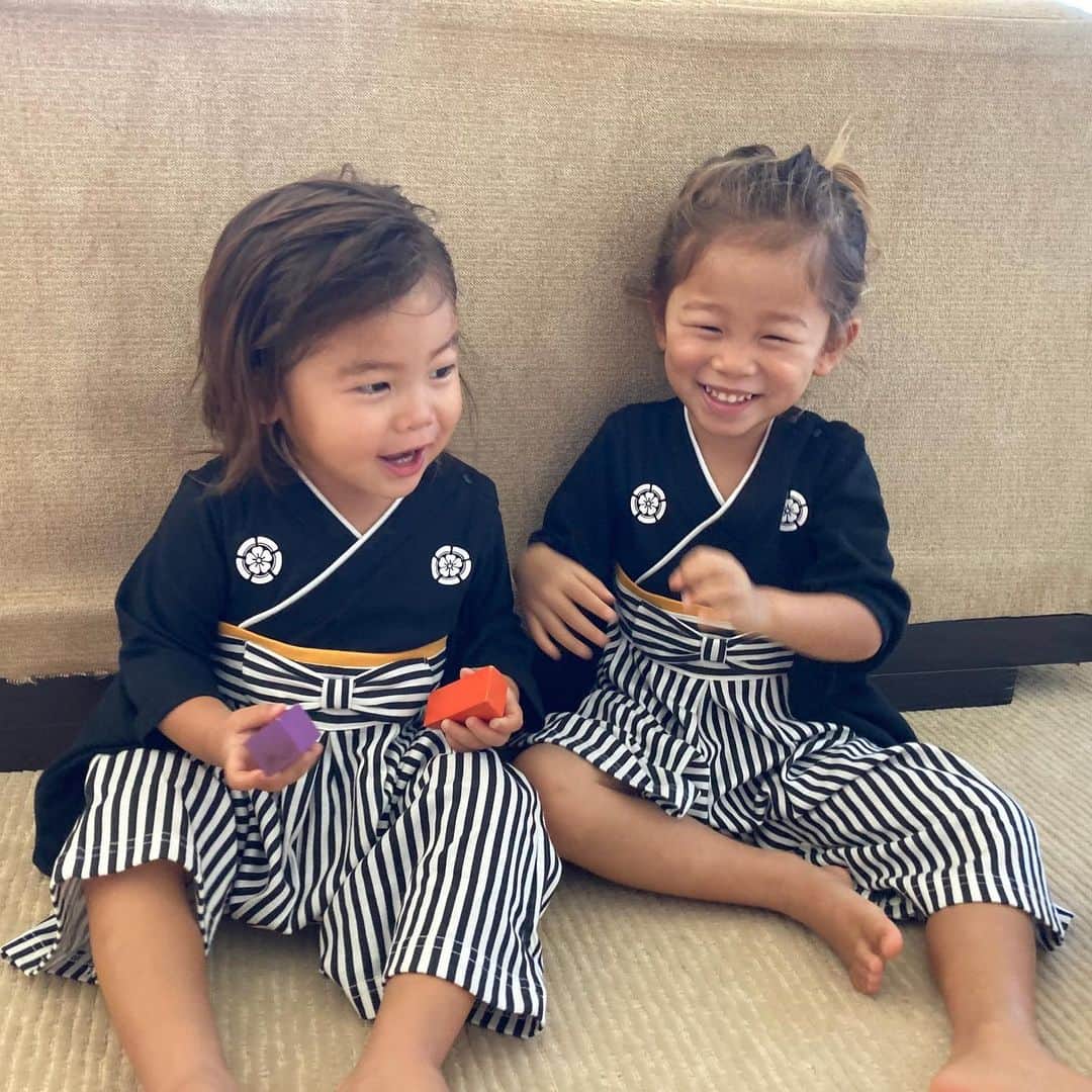 西澤良磨のインスタグラム：「☀︎☀︎☀︎☀︎☀︎☀︎☀︎☀︎☀︎☀︎☀︎☀︎☀︎☀︎☀︎☀︎☀︎☀︎☀︎☀︎☀︎☀︎☀︎☀︎☀︎☀︎☀︎☀︎☀︎☀︎﻿ Two Little Samurai, Kawaii﻿ ﻿ ﻿ #パーマネントトラベラー #旅育児 #人生は旅だ #ハワイ #暗号通貨 #permanenttraveler #lifeisajourney #cryptocurrency #hawaii #travelwithdog #travelwithkids」