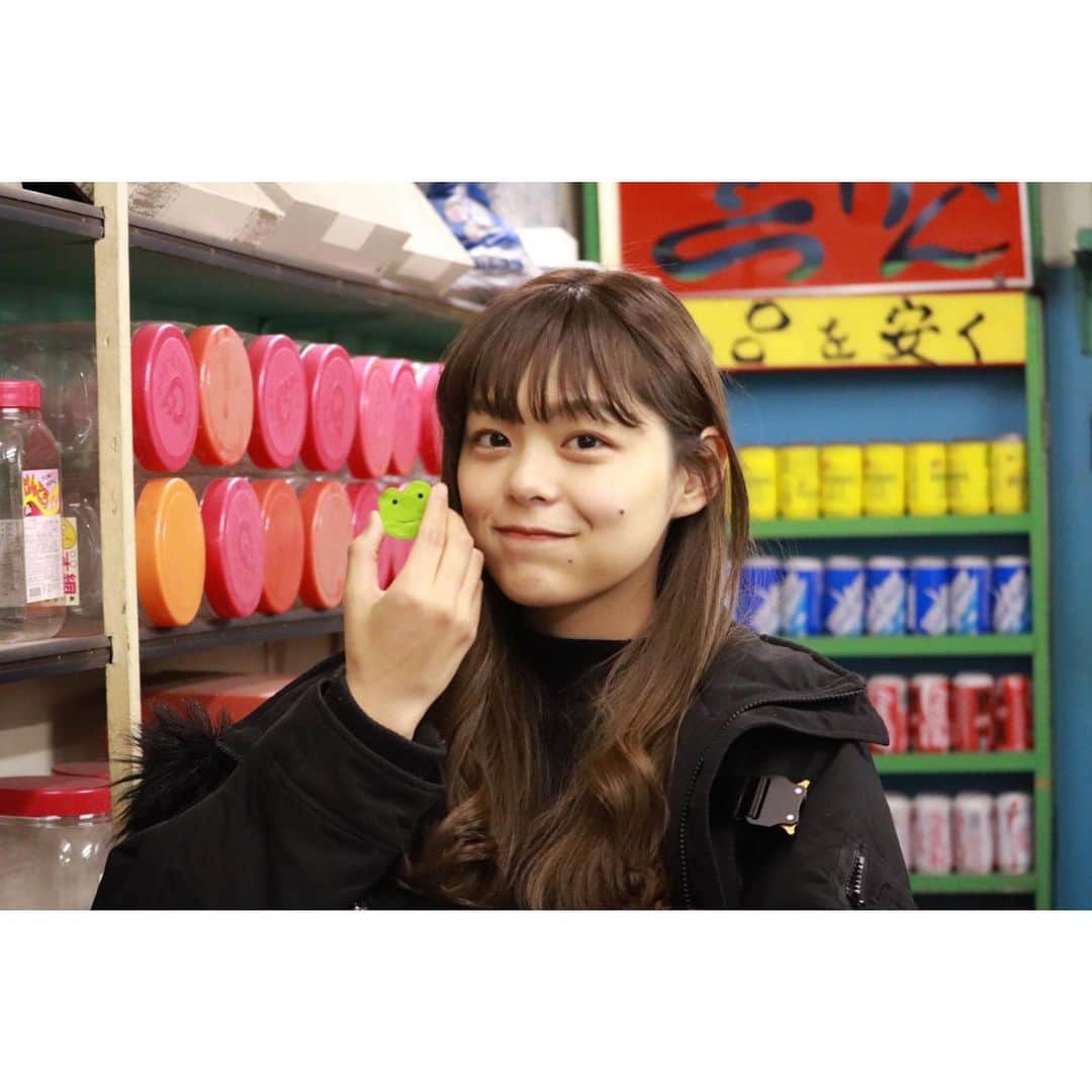 川田明日未のインスタグラム：「よくカエルに似てるとゆわれます🐸 駄菓子って美味しいよねすき。 #駄菓子屋  #奉還町  #かえるのピクルス  #ワンピース  #ロングヘア」