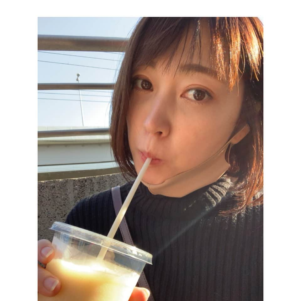 飯田圭織さんのインスタグラム写真 - (飯田圭織Instagram)「コストコへ買い出し✨ 買い物へ行く回数も減らしたいので大容量で購入出来るのは助かりますね😊 3時のおやつにりんごスムージー🍎 みかんソフト🍊カフェラテ☕️を。 りんごスムージー🍎がお気に入りです #コストコ #コストコ大好き #おやつ  #りんごスムージー #みかんソフト  #カフェラテ #今日はあたたかい」1月16日 15時31分 - iidakaori.official