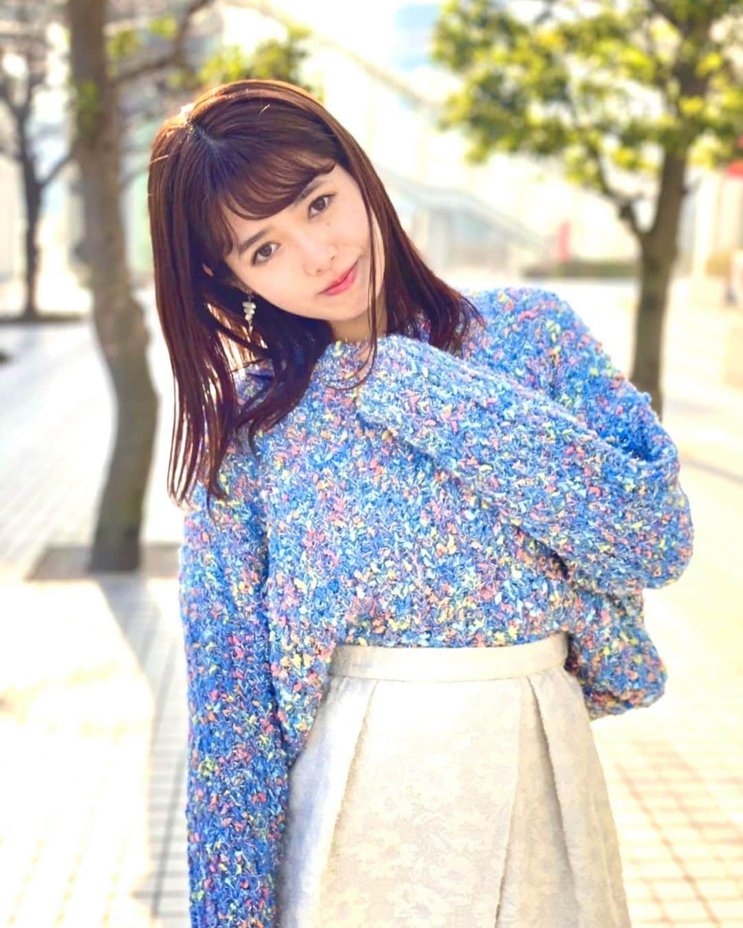 谷尻萌さんのインスタグラム写真 - (谷尻萌Instagram)「こんにちは^ ^ 萌やで♡ 如何お過ごしですか🍀 萌はお気に入りの入浴剤を入れてお風呂にゆっくり浸かっているとこやで🛁🧖‍♀️💓  今日は全国的に春の陽気ですね。。🌸 東京は、日向やと上着なしで過ごせるくらい！！ 日陰で風が吹くとコート欲しいって思ったわ🧥🌬  ただ明日は真冬の寒さとなりそう🥶 寒暖差が大きくなるさかい体調管理しっかりしましょ🍀 服装でも上手に調整しましょ〜🧥🧣🧤❤️  ほな素敵な週末にしてな😇 受験生の皆さんファイトやで🍀🌸🍀  #セントフォース　#めざましどようび　#お天気キャスター　#谷尻萌　#コート　#ストレートヘア　#清楚ヘア　#イヤリング　#スカート #清楚系メイク　#💄　#アナウンサー　#冬コート　#ニット　#ブルーコート　#白スカート　#黒ブーツ　#カラフルニット　#内巻き　#skirt  #hair #fashion #centforce #関西弁　#衣装　#フジテレビ　#お台場　#poolstudioalivier #WILLSELECTION」1月16日 15時41分 - tanijiri_moe