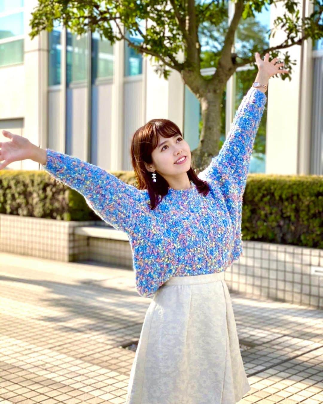 谷尻萌さんのインスタグラム写真 - (谷尻萌Instagram)「こんにちは^ ^ 萌やで♡ 如何お過ごしですか🍀 萌はお気に入りの入浴剤を入れてお風呂にゆっくり浸かっているとこやで🛁🧖‍♀️💓  今日は全国的に春の陽気ですね。。🌸 東京は、日向やと上着なしで過ごせるくらい！！ 日陰で風が吹くとコート欲しいって思ったわ🧥🌬  ただ明日は真冬の寒さとなりそう🥶 寒暖差が大きくなるさかい体調管理しっかりしましょ🍀 服装でも上手に調整しましょ〜🧥🧣🧤❤️  ほな素敵な週末にしてな😇 受験生の皆さんファイトやで🍀🌸🍀  #セントフォース　#めざましどようび　#お天気キャスター　#谷尻萌　#コート　#ストレートヘア　#清楚ヘア　#イヤリング　#スカート #清楚系メイク　#💄　#アナウンサー　#冬コート　#ニット　#ブルーコート　#白スカート　#黒ブーツ　#カラフルニット　#内巻き　#skirt  #hair #fashion #centforce #関西弁　#衣装　#フジテレビ　#お台場　#poolstudioalivier #WILLSELECTION」1月16日 15時41分 - tanijiri_moe