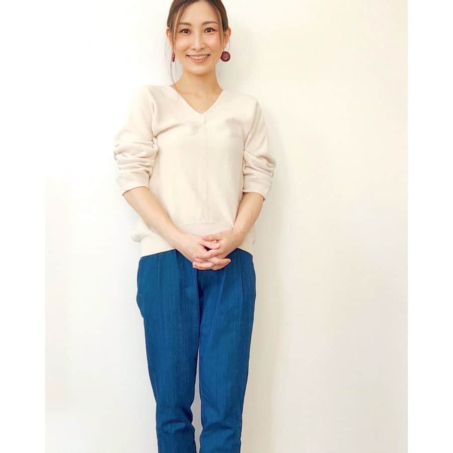 のインスタグラム：「良いお天気であたたかいので、 もはや制服化していた 裏起毛デニムを今日は脱いで、 新しいデニムパンツを履きました。  あたたかいお洋服も好きだけど 軽いお洋服はもっと好き。  気持ちまで軽やかになる☺️  #お洋服 #ママ服 #ブージュルード #ootd  #デニムパンツ #デニムコーデ #boujeloud」