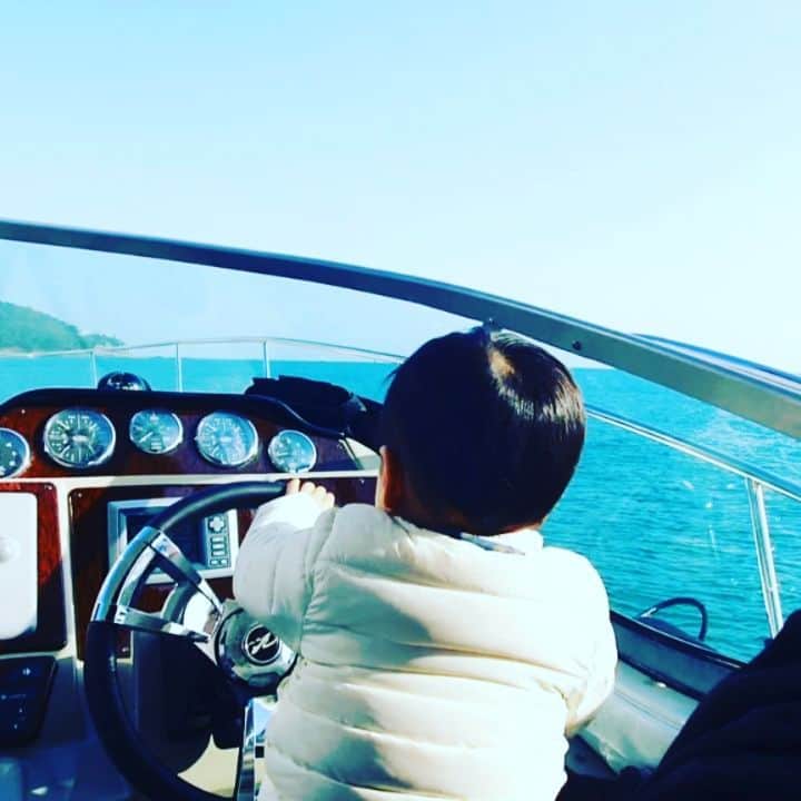 ミン・ヨンウォンのインスタグラム：「요트 운전 시작!! 😎 #운전쫌하는아기 👶 #최연소요트운전 #행복한아기 ❤💙💜 . . . . . . . . . 행복한 주말 ⛵🛥⛴🐳🐋🐟🦭 #요트 #낚시 #22갤아기 #부산댁 #서울댁 #먹방 #푸드파이터#먹방요정  #사랑해  #육아일기 #신혼일기 #육아맘 #육아소통 #일상 #소통 #맞팔 #데일리 #황금돼지띠아들 #오오티디  #베이비스타그램  #babyboy」
