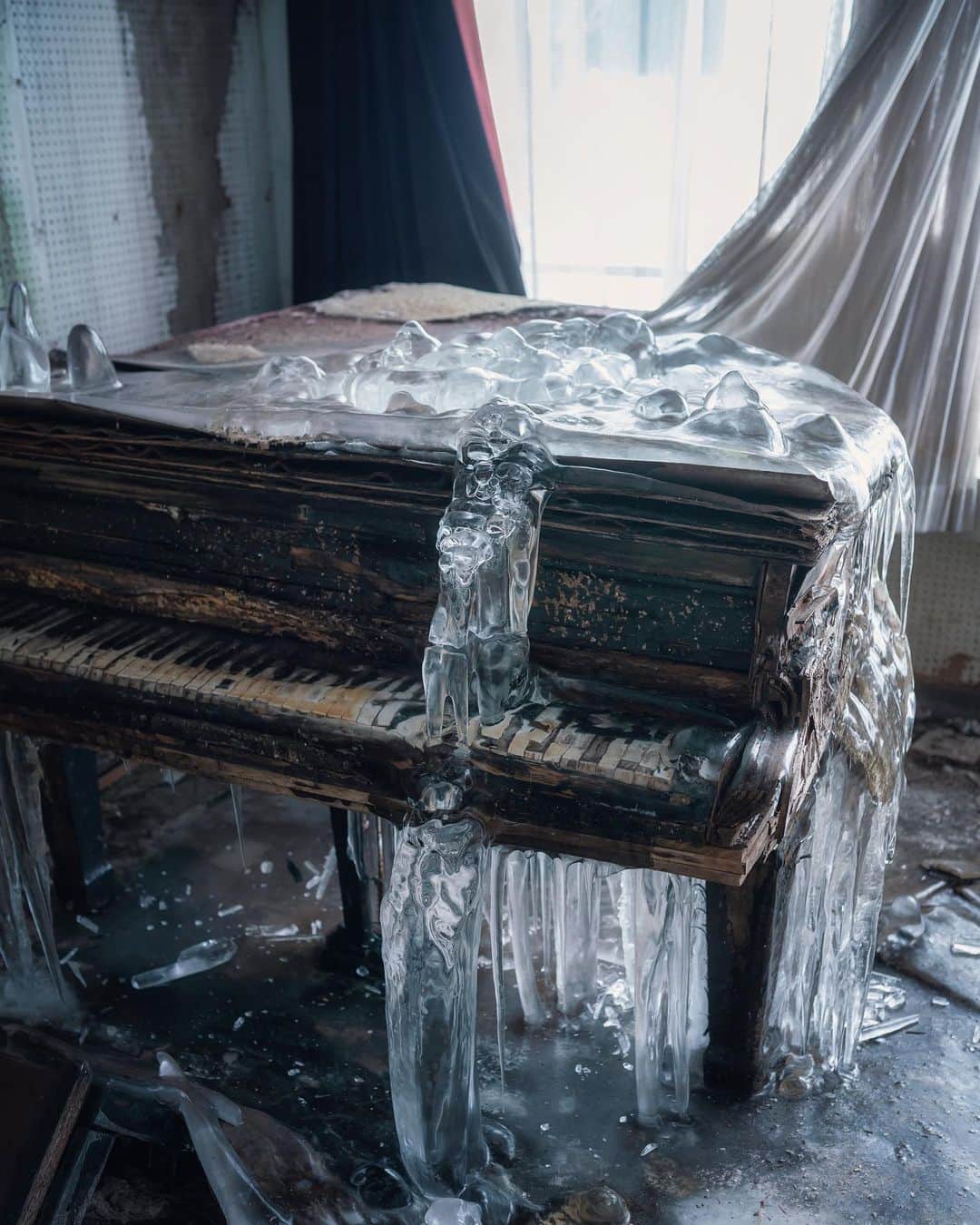 啝 （わ）のインスタグラム：「Frozen 𓆲 𓆲 𓆲 #abandonedafterdark #urbex_supreme #desertedplaces #abandon_seekers_ #urbex_regards #welcometwoneverland #kings_abandoned #abandonedcentral #the_urbex_institute #renegade_abandoned #rsa_preciousjunk #glitz_n_grime #gotrespassing #savethedecay #bandorebelz #abandoned_addiction #abandoned #urbex #global_urbex #urbex_utopia #abandonig #allabandoned #urbex_kings #sombrexplore #grime_lords #urbxtreme #all_is_abandoned #discarded_butnot_forgotten #廃墟 #made_in_decay」
