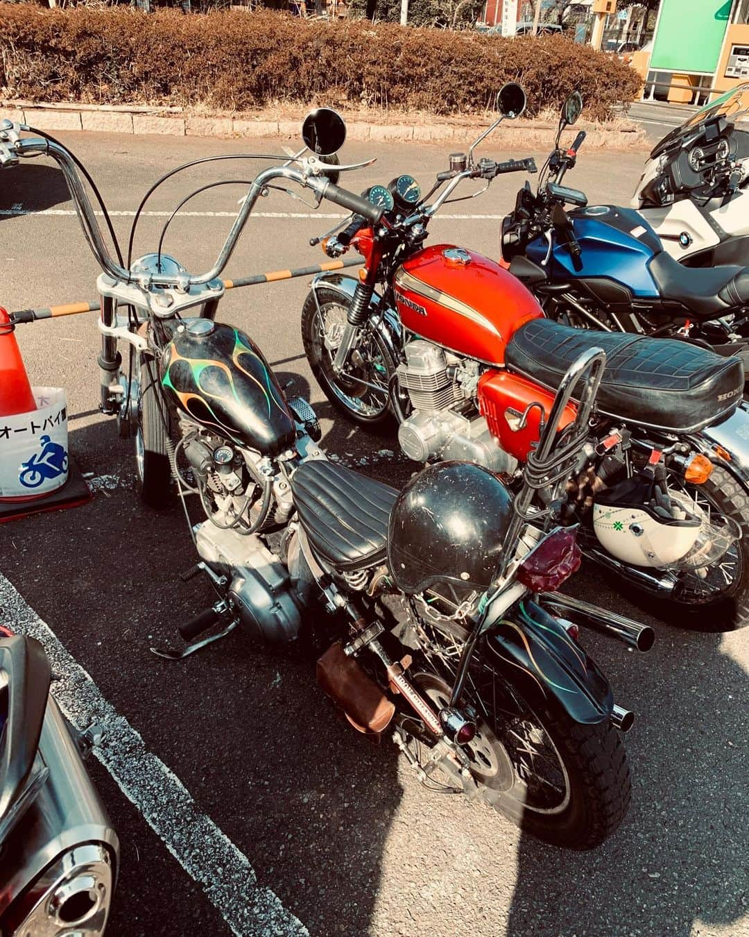 Curly Giraffeさんのインスタグラム写真 - (Curly GiraffeInstagram)「バイク業界で『ラーツー』と呼ばれているものがあって最初ツーリング先でラーメン屋さんに行く事なのかと思ってたら 正解はツーリング先の景色の良いところでお湯を沸かしてカップ麺もしくは袋麺を食べる意味らしく既に何度かやっているのだが 今日は正に『ラーツー日和』だったので実践してきた。  何でこんなに外で食べるカップ麺は旨いのでしょう。 最高だ。  #ラーツー #ramen #harleydavidson #chopper  #chopperlife #sportsterchopper #sportstercustom #evochopper #xl1200s #xl1200 #irongiraffe」1月16日 15時43分 - curly_giraffe