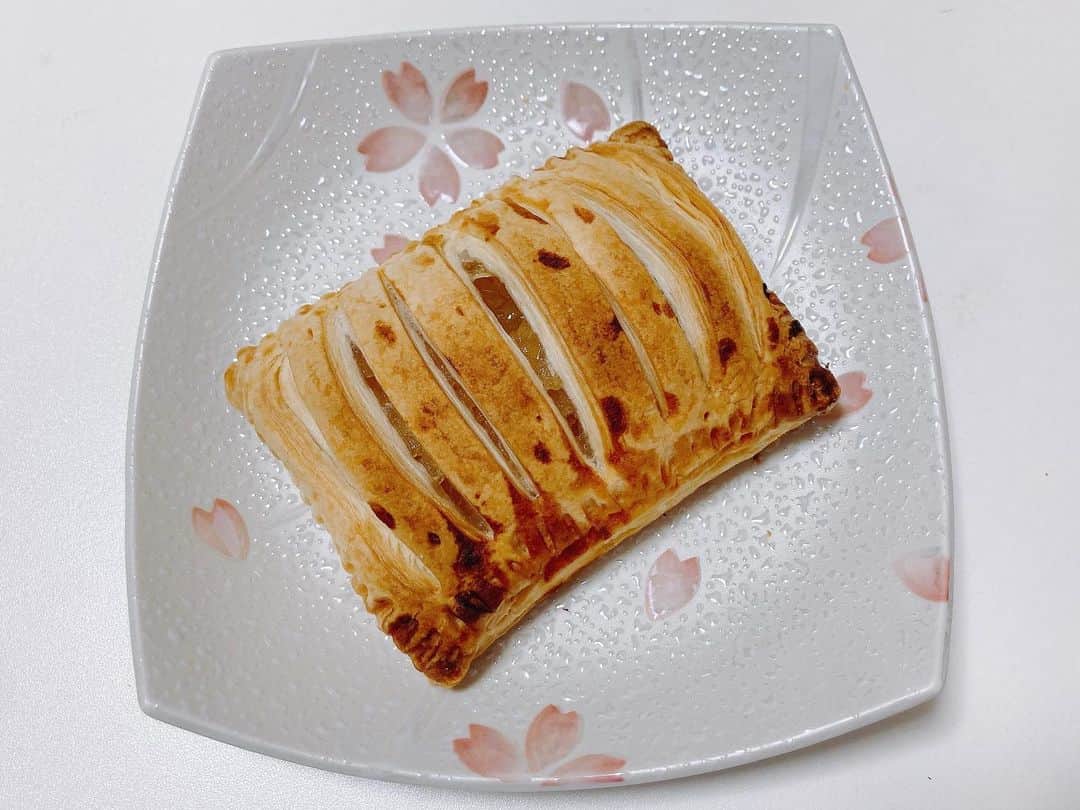 空見ゆきさんのインスタグラム写真 - (空見ゆきInstagram)「スイートポテトアップルパイ🍠🍎 スイートポテトクリームとりんごジャムを作ってたんまり重ねて焼きました。 今まで食べたどのパイよりも美味しくてめちゃめちゃ感動してしまった🥺✨ 余ったクリームは成形してスイートポテトに。ジャムはヨーグルトと食べました😋💓」1月16日 15時44分 - sorami_yuki