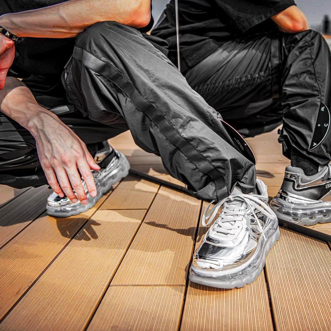 SAKUのインスタグラム：「【お気に入りのスニーカー】 ・ ・ ・ #靴 #くつ #お気に入りの靴  #お気に入り #favorite #シューズ  #shoes #shoes53045 #53045  #スニーカー #スニーカー男子 #sneaker  #シルバー #silver #血管 どした？」
