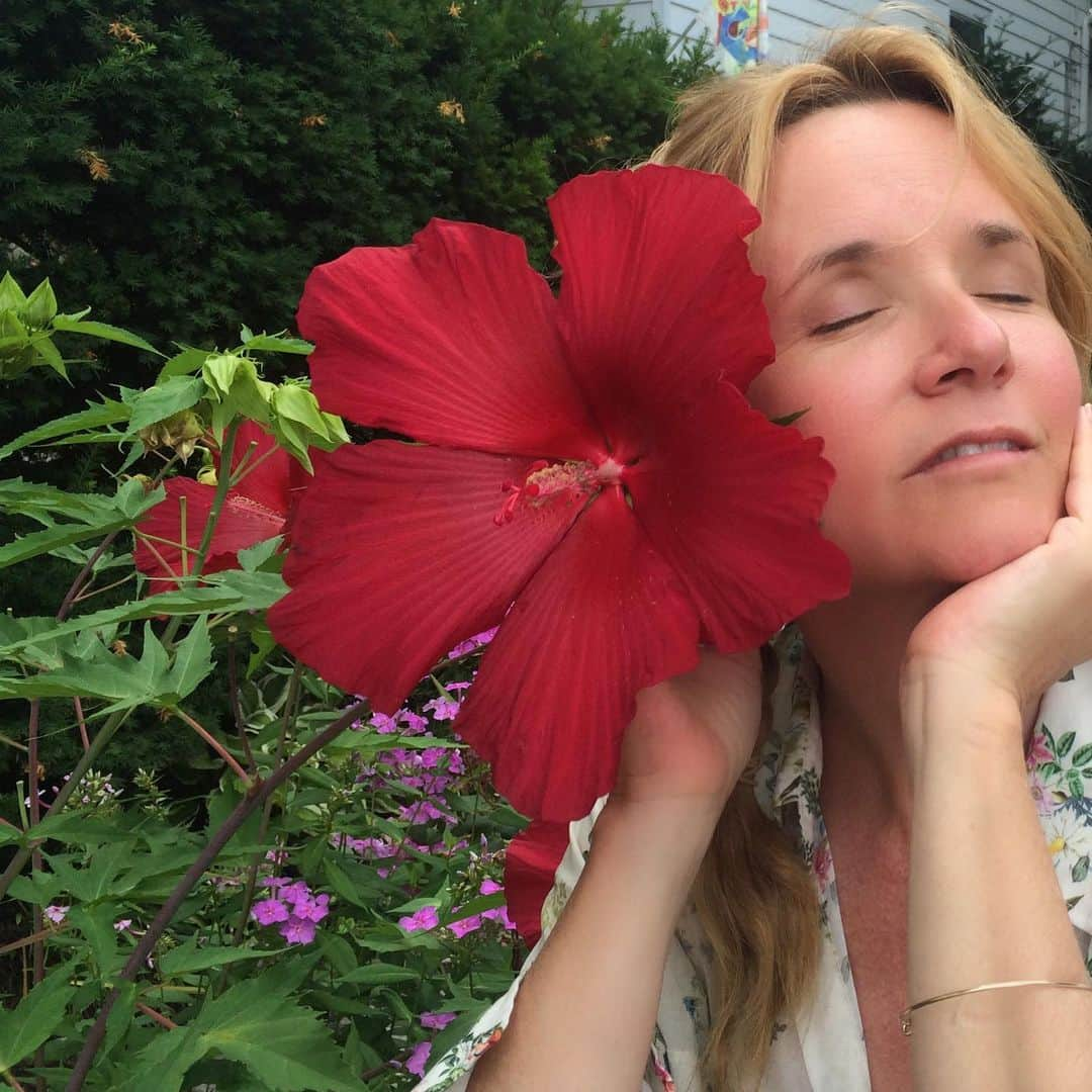 リー・トンプソンさんのインスタグラム写真 - (リー・トンプソンInstagram)「I hope you have a wonderful weekend. These are trying times. Please take care of your mind and spirit. Also posing with the biggest flower ever is always advisable #selfcare #spirit #stopandsmelltheflowers #newbeginnings #justafewmoredays ❤️🙏🏽🇺🇸」1月16日 16時04分 - lea_thompson