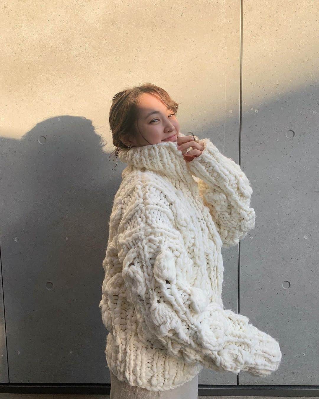 大野愛友佳のインスタグラム：「handmade knit🌿  ニットだけでいれるあったかさの1日。 手編みなのが更にあったかみ増してくる🧶  羽織にも◎ やっぱり今年はナチュラルカラーが好きなようす。  @chicwish.japan @chicwish  #白ニット#白ニットコーデ#ホワイトニット#ざっくりニット#ざっくりニットコーデ#オールホワイトコーデ#冬ニット #chicwishstyle#chicwishjapan#whiteknit#sunset」