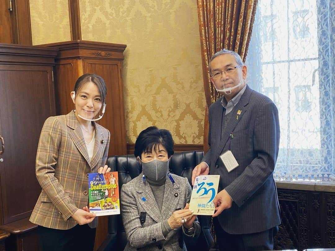 今井絵理子さんのインスタグラム写真 - (今井絵理子Instagram)「【参議院バリアフリー】  来週月曜日から第204回通常国会が召集されます。聴覚障がい者に対し、今国会から参議院における菅義偉首相の施政方針演説など政府4演説などに、手話通訳が導入されます。  先日、山東昭子議長と全日本ろうあ連盟の方々とともに新たに設けられた手話通訳士用のブースを視察させていただきました。 しっかりとした設備が整っており、安心しました。  国会審議は民主主義の根幹であり、国民にとって最も大切な議論の場です。これまでは聴覚障がい者の皆さんへの配慮が足りず、字幕も手話もない中で議論が行われてきました。  国会は全ての国民のもの。  当選直後から働きかけてきたことが実現し、聴覚障がい者に対しての「情報保障」が一歩進んだことをとてもうれしく思います。そして多くの議員のご理解をいただき、動き出せたことに感謝の気持ちでいっぱいです。  政治はもちろん、人間は1人では何もできません。何事も、多くの方の支えや応援があってはじめて成り立ちます。  だからこそ、常に感謝の気持ちを忘れてはいけないと自分に言い聞かせています。  ようやく国会におけるバリアフリーがスタートしたような気がします！ これからも参議院バリアフリー100％に向けてがんばります！  #参議院 #バリアフリー #手話 #手話通訳 #情報保障 #今井絵理子 #活動」1月16日 16時06分 - erikoimai0922