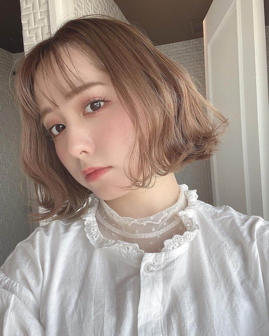前田美里のインスタグラム：「今日はポカポカ天気。🐻 . . #土曜日  #photo #カフェ #ショート #ボブ #ゆるふわ巻き #ファインダー越しの私の世界 #被写体 #写真好きな人と繋がりたい  #おうち時間 #stayhome #写真 #ヲタク #櫻坂46 #欅坂46 #日向坂46 #フォロー #フォロワー募集中  #idol #fashion #japanesegirl #follow #followme #좋아요 #팔로우미 #팔로미 #오오티디 #cafe」