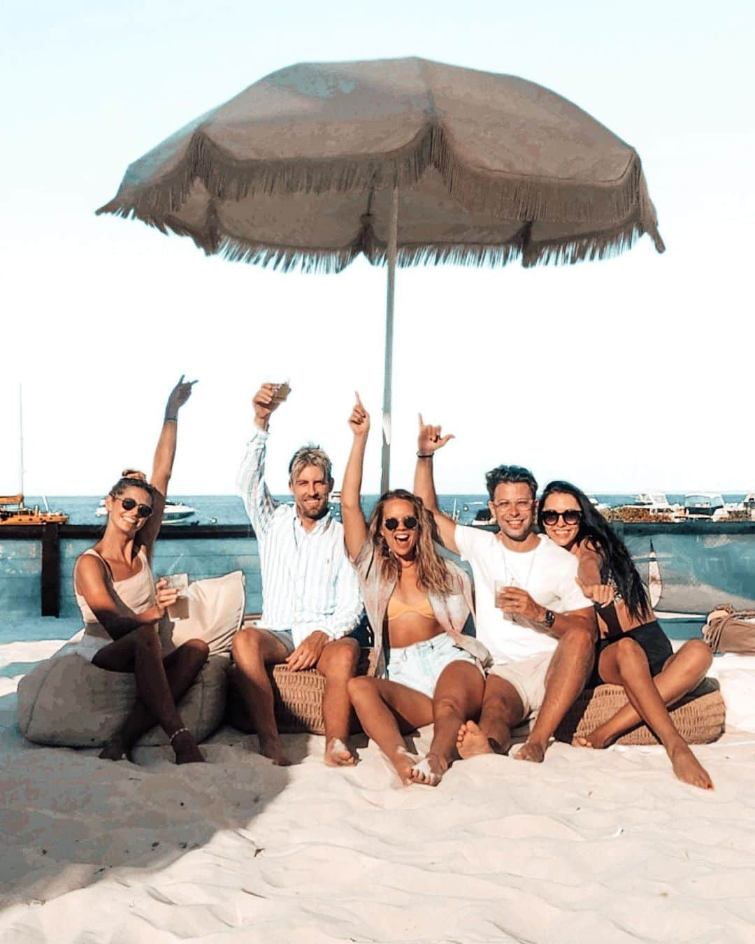 Amanda Biskさんのインスタグラム写真 - (Amanda BiskInstagram)「Island getaway 🎞 @adam.m.dunne @annielonglife @ruta.gabriele @stevlackovic   My favourite place to escape here at home...2021 Rottnest Island with some of the best  people I know ♥️ #rottnestisland #westernaustralia」1月16日 16時10分 - amandabisk