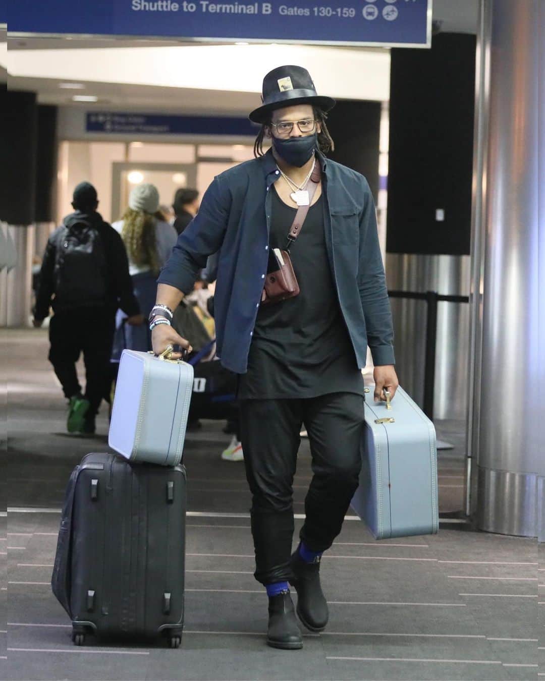 Just Jaredさんのインスタグラム写真 - (Just JaredInstagram)「Quarterback Cam Newton showed off his arm muscles while checking in for a flight #CamNewton Photos: Backgrid」1月16日 16時10分 - justjared