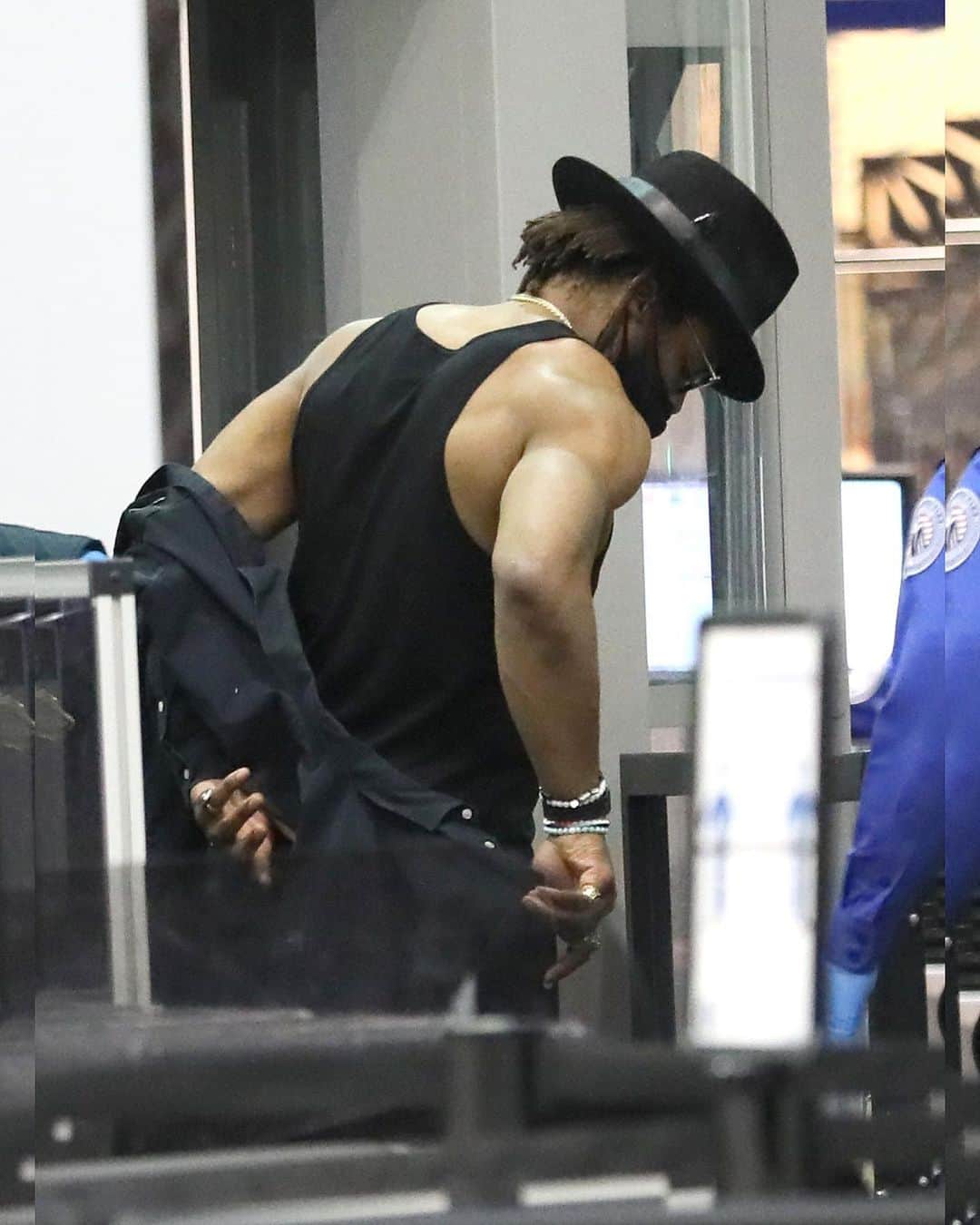 Just Jaredさんのインスタグラム写真 - (Just JaredInstagram)「Quarterback Cam Newton showed off his arm muscles while checking in for a flight #CamNewton Photos: Backgrid」1月16日 16時10分 - justjared