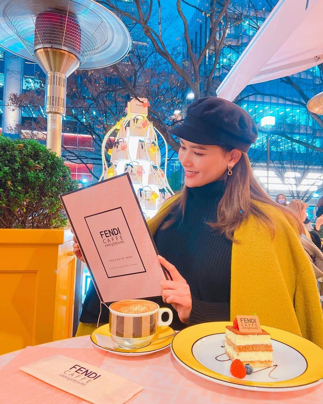 松井由貴美さんのインスタグラム写真 - (松井由貴美Instagram)「* 銀杏並木の帰りに寄ったFENDI cafe☕️ .  期間限定に弱いので、10分くらい並んだけど 後日通りがかったら1時間待ちとかで この日はまだマシだったみたい😀 .  銀杏に合わせたコートが たまたまコンセプトカラーにマッチして 嬉しかった日💖 .  #fendicafe #fendi #期間限定 #コンセプトカフェ #女子は限定に弱い」1月16日 16時17分 - yukimi_1122