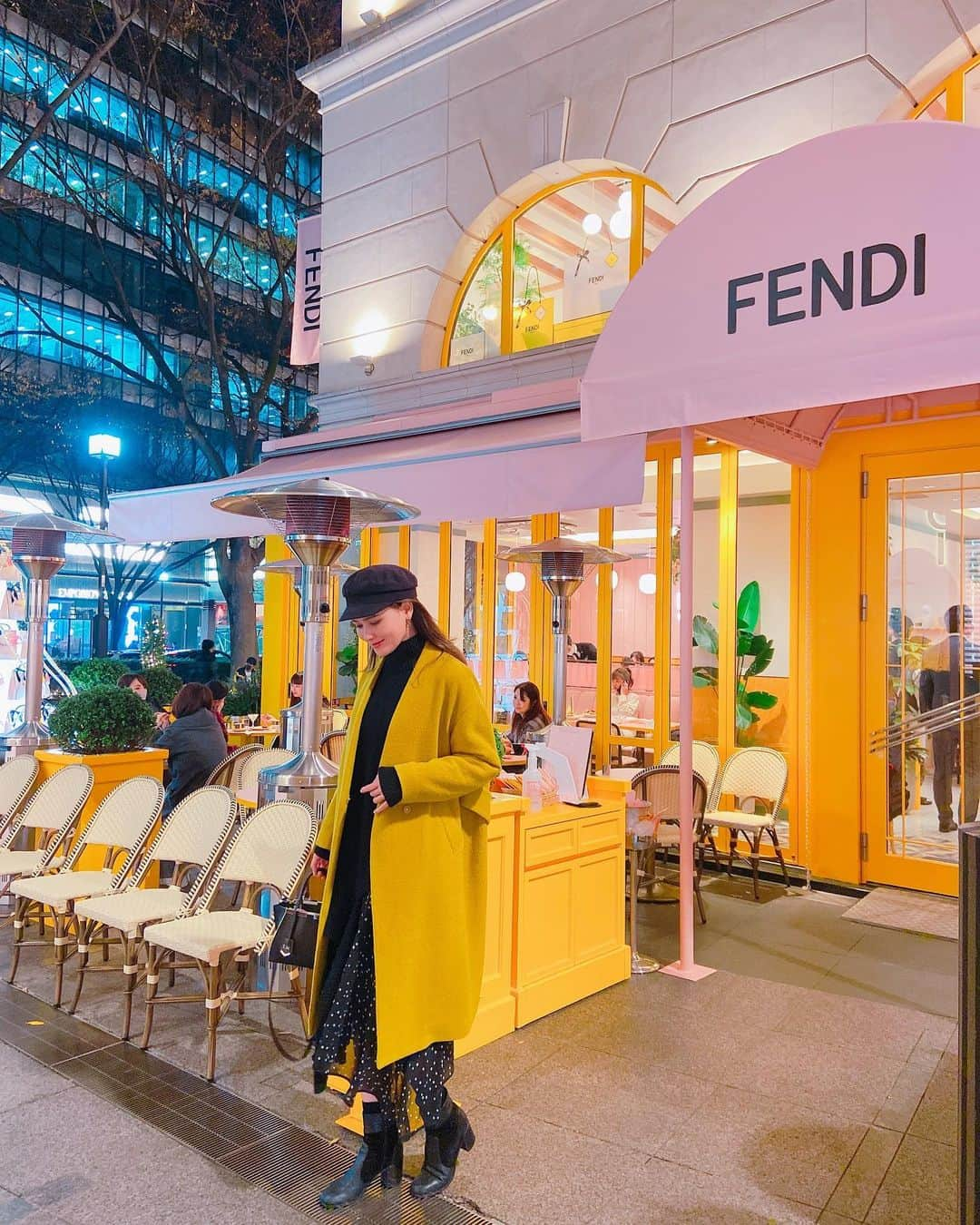 松井由貴美さんのインスタグラム写真 - (松井由貴美Instagram)「* 銀杏並木の帰りに寄ったFENDI cafe☕️ .  期間限定に弱いので、10分くらい並んだけど 後日通りがかったら1時間待ちとかで この日はまだマシだったみたい😀 .  銀杏に合わせたコートが たまたまコンセプトカラーにマッチして 嬉しかった日💖 .  #fendicafe #fendi #期間限定 #コンセプトカフェ #女子は限定に弱い」1月16日 16時17分 - yukimi_1122