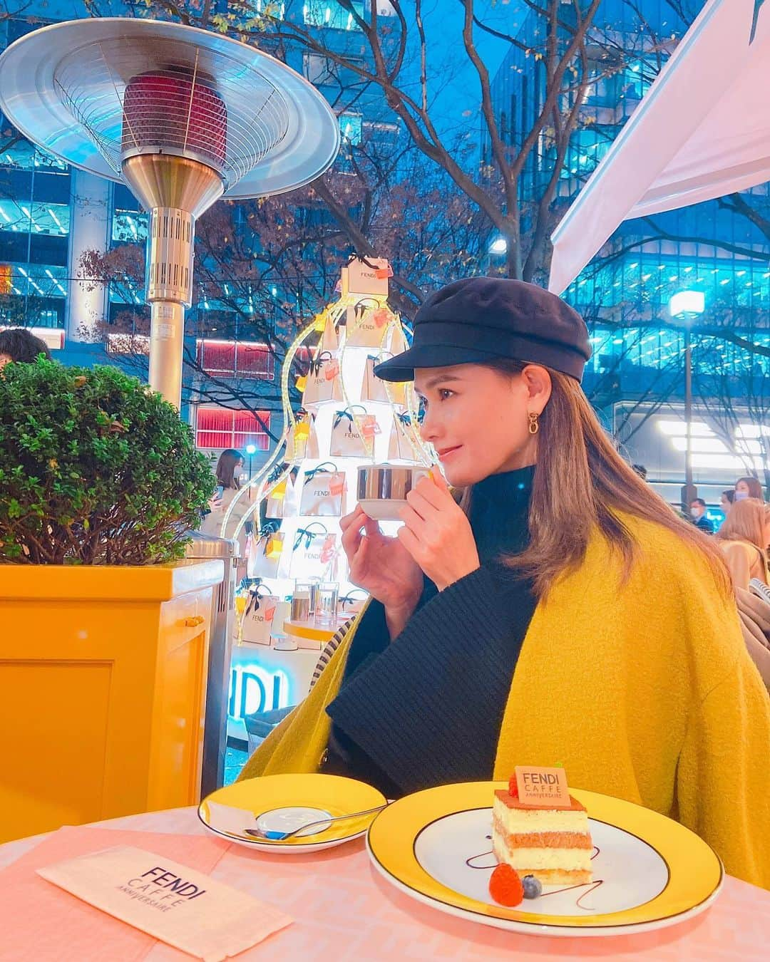 松井由貴美さんのインスタグラム写真 - (松井由貴美Instagram)「* 銀杏並木の帰りに寄ったFENDI cafe☕️ .  期間限定に弱いので、10分くらい並んだけど 後日通りがかったら1時間待ちとかで この日はまだマシだったみたい😀 .  銀杏に合わせたコートが たまたまコンセプトカラーにマッチして 嬉しかった日💖 .  #fendicafe #fendi #期間限定 #コンセプトカフェ #女子は限定に弱い」1月16日 16時17分 - yukimi_1122