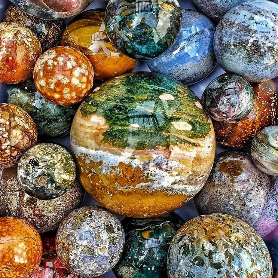 ベックスロックスのインスタグラム：「Perfectly imperfect.  ⠀⠀⠀⠀⠀⠀⠀⠀⠀ Getting lost and mesmerised by these tiny worlds of Indonesian fossilised gem stones.💫✨💎🌎 ⠀⠀⠀⠀⠀⠀⠀⠀⠀ Ocean Jasper is a stone that aids you to communicate more positively and allow loving feelings to be expressed in what you say. These fossils bring joy and elevated spirits, and relieve stress, worry and other negative feelings.  #thepowerofbelief  ⠀⠀⠀⠀⠀⠀⠀⠀⠀ #Sustainableluxury #incidentalbeauty #mothernature #naturesart #perfectlyimperfect  #gemstones #thenaturalworld」