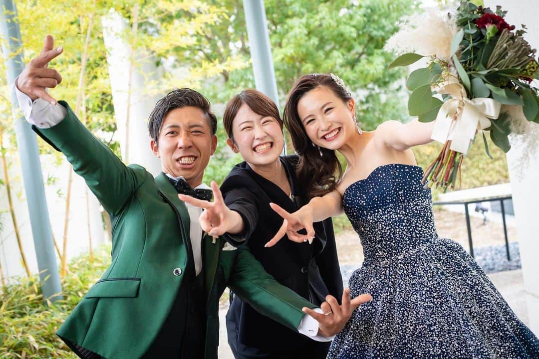 麗風つくばシーズンズテラスのインスタグラム：「. 披露宴お開き後の一枚📸 . お客様にとって麗風が いつでも帰って来れる場所で ありますように、、、という想いを込めて 日々お手伝いさせていただいております！ . #式場探し #つくば #茨城  #いばらき #結婚 #結婚式  #結婚式準備 #プレ花嫁  #日本中のプレ花嫁さんと繋がりたい  #お洒落さんと繋がりたい  #写真好きな人と繋がりたい  #カメラ好きな人と繋がりたい  #インスタ映え #フォトジェニック  #おでこコツン #前撮りポーズ  #フォトウェディング  #フォトウェディング人気  #エンゲージフォト  #いいね返し #プレ花嫁2020  #wedding #weddingdress #party  #photography #photooftheday  #instagramers #instagram  #dearswedding  #麗風つくばシーズンズテラス」
