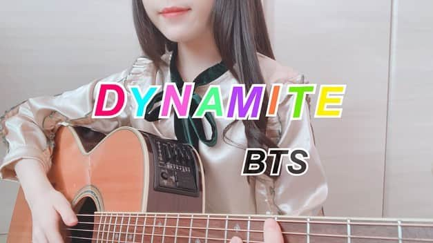 飯塚理珠（RIJU）のインスタグラム：「BTS(방탄소년단) - Dynamite  acoustic coverしてみました🎆🌟 . ぜひYouTubeでフル聴いてください！ - youtu.be/J31kVDxmkUw . . . #BTS #방탄소년단 #防弾少年団  #BTS_Dynamite #Dynamite  #飯塚理珠 #弾き語りじゅ #RIJU  #弾き語り #弾き語り女子 #歌ってみた #歌 #アコギ #アコギ女子 #アコギ弾き語り #ギター #ギター女子 #イヤホン推奨 #高校生 #女子高生 #シンガーソングライター #ssw #guitar #singer #song #acoustic #cover」