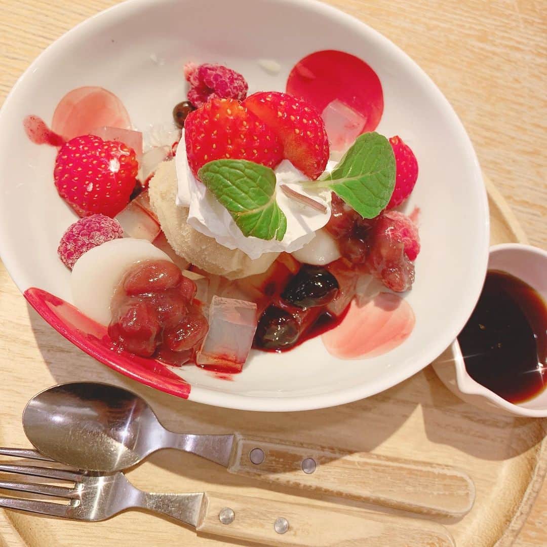 池田愛のインスタグラム：「甘いもの食べてがんばる！❤️ これからiPadの初期設定とアプリの引き継ぎしなくちゃ🥺 #ほうじ茶アイス #あんみつ #いちごスイーツ」