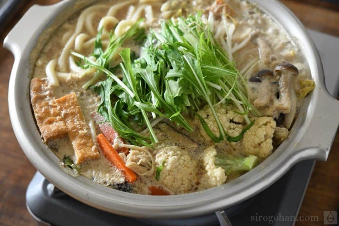 のインスタグラム：「ヴィーガンのごま豆乳なべのレシピをアップしました。  だしは昆布＆干し椎茸ですが、具材に食べ応えのあるものだけじゃなく、出汁が出るものも意識すると、本当に鍋つゆが美味しくなると思います！  鍋の定番具材以外では、カリフラワーとささがきごぼうがおすすめです。参考になりましたら！   #vegan #白ごはんドットコム #冨田ただすけ #鍋 #ごま豆乳鍋 #最新レシピはプロフィール欄に」