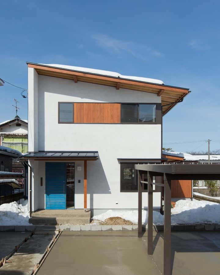 住まい工房 福井 新築 注文 住宅 工務店のインスタグラム：「片流れ屋根の外観。ブルーに塗装した玄関ドアが、アクセントになっています。 * モデルハウスOPEN　<予約制>　お気軽にお問合せ下さい。 【予約専用電話番号】0776-27-1008 * プロフィール( @sumaikobo.co.jp )内にあるリンク先より、その他のPicもご覧下さい。 * #福井 #福井県 #fukui #福井市 #福井家づくり #福井注文住宅 #福井工務店 #福井新築 #福井マイホーム #チルチンびと #住まい工房福井 #マイホーム #新築 #注文住宅 #住宅 #家づくり#工務店 #木の家 #新築一戸建て #マイホーム計画 #自然素材 #設計事務所 #施工事例 #デザイン住宅 #外観 #片流れ #福井カフェ  #外観板張り #外観デザイン  #福井ママ」