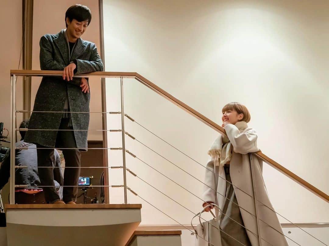 「年の差婚」ドラマイズム【公式】のインスタグラム：「. ／ ドラマ #年の差婚 💗 素敵な週末お過ごしですか⁇ ＼  #ほっこりキュン な2人を🥰🥰  階段の段差がなんとも愛おしい... 晴海✖️舞衣子でした😚♡ なんだかﾆﾔﾆﾔしちゃいます🍵  ☟４話はちょっぴりえちえちな バラ風呂が話題沸騰中です😳😳🌹 https://tver.jp/corner/f0065350  #おかわり年の差婚 お待ちしてます♡  1〜４話は #TELASA で 独占配信中🐢♡ https://www.telasa.jp/series/11167  #葵わかな #竹財輝之助 #松本若菜 #小野寺晃良 #吉野北人 #河井青葉 #徳井優 #吹越満 #ショーンキュン #晴海キュン #ほっこりキュン #おかわりショーン」
