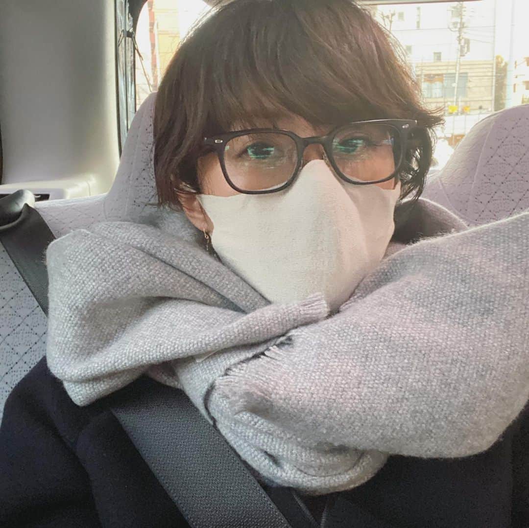 風間ゆみえのインスタグラム：「夫が巻いてくれた @maisoncarree.jp のストール。  これ巻き方新しい⁉️   その名もハート巻きと言うらしい💓😅」