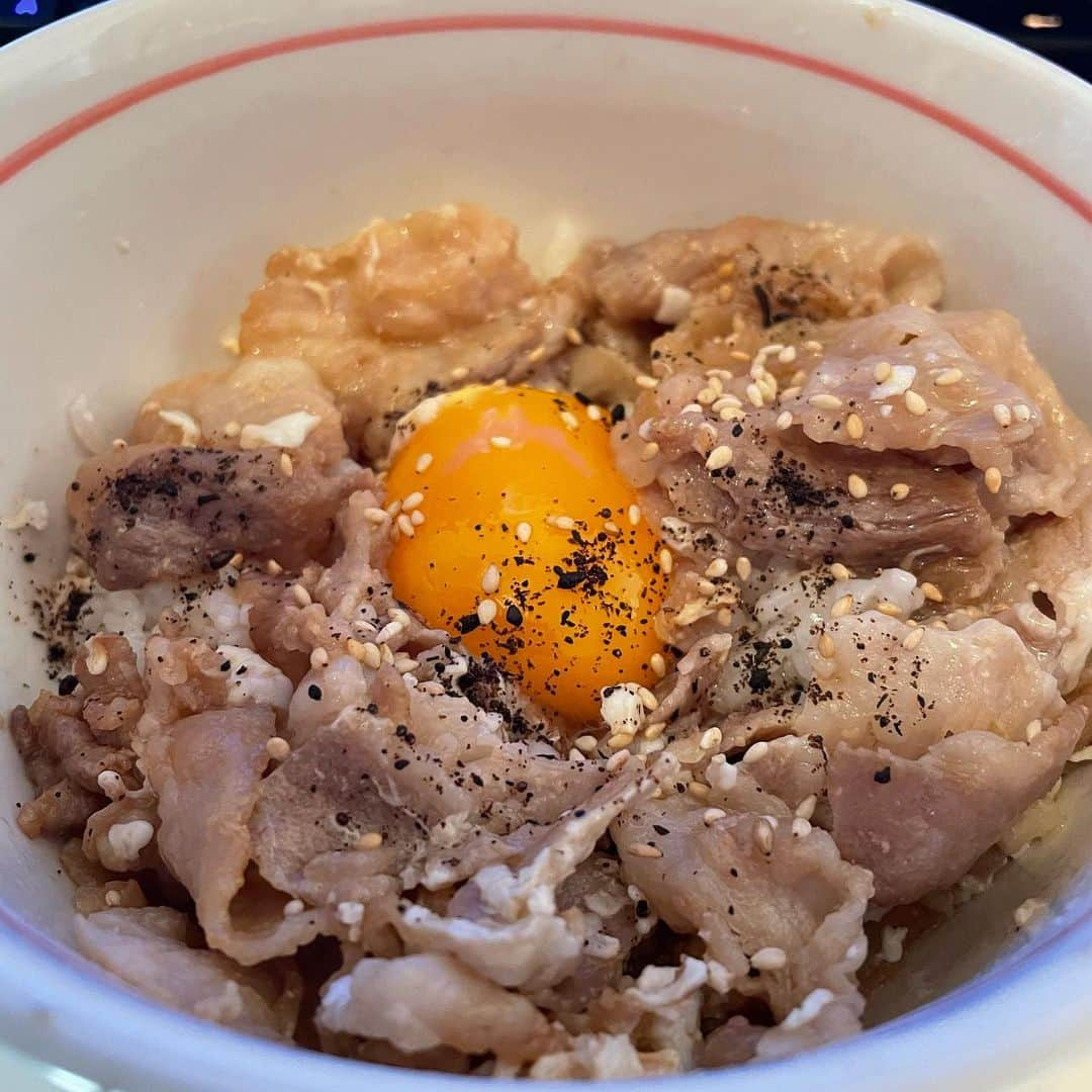 やまだひさしさんのインスタグラム写真 - (やまだひさしInstagram)「孤独のグルメ 豚生姜丼 長期出張なので冷蔵庫整理メニュー。 冷凍バラ肉をフライパンで炒め、味付けは蕎麦つゆのみ。ここに「ご飯にかける岩下の新生姜」を投入。 卵を落として胡麻と黒七味で完成。 自画自賛、至福の味わい。 またミュージアムで生放送したいなぁ。  #やまだひさし　#ラジオ　#DJ #グルメ　#自炊」1月16日 16時29分 - yamadamic