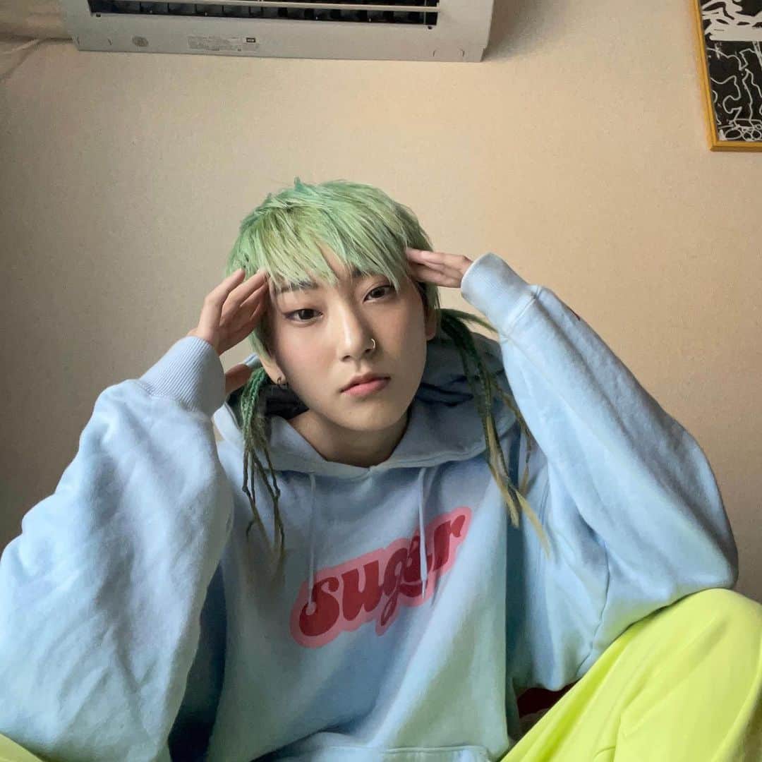 あっこのインスタグラム：「オンライントークイベ沢山のご参加あざました！！！"女子"って言葉は俺の場合は学校生活の性的役割分担を思い起こさせるトラウマワードだったんだな〜と再認識した！レイプとかクソ最悪大嫌いなのにマンガでちょっと強引に押し倒される描写みて興奮しちゃう自分がいる、とか、でもそういう描写じたいが全体的に多すぎてそれを幼少期にみてしまったがために俺らのMが開発されたんじゃないか、とか、話が多岐に渡りかなりおもしろかった😂😂😂アーカイブないのでみれた人らっきー！」