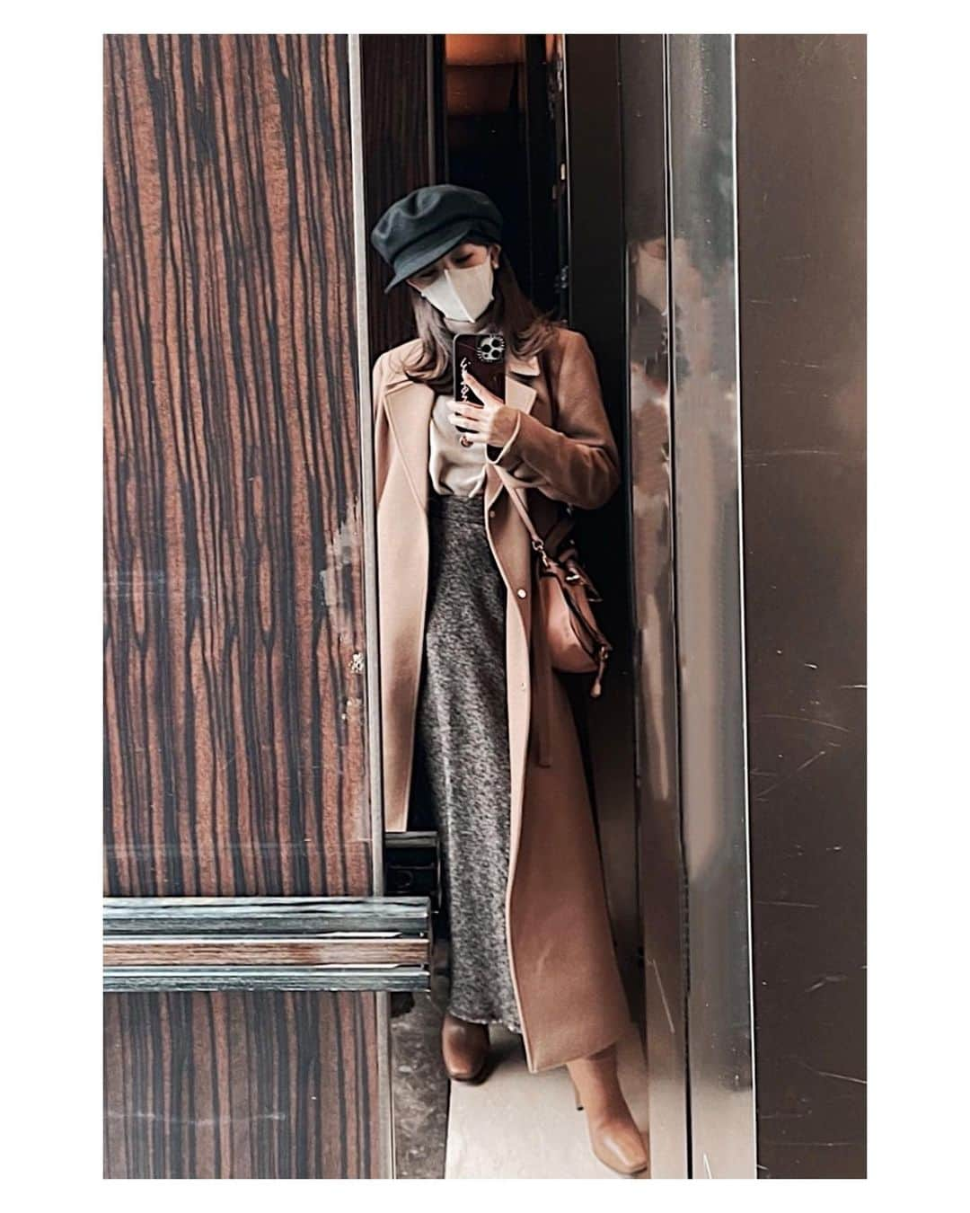 板野友美さんのインスタグラム写真 - (板野友美Instagram)「同じbag👜お気に入り @chloe   1枚目👗 #hat  @ca4la_official  #coat  @casa_fline  #knit @fray_id  #skirt @fray_id  #boots @prada   2枚目👗 #casquette @ca4la_official  #coat  @amerivintage  #knit @therow  #skirt  @fray_id  #boots @miumiu   3枚目👗 #casquette @ca4la_official  #sunglasses @ayame_id  #jacket @_irene__official_  #sweat @snidel_official  #skirt  @snidel_official  #boots @sergiorossi   #ootd #fashion #友style」1月16日 16時42分 - tomo.i_0703