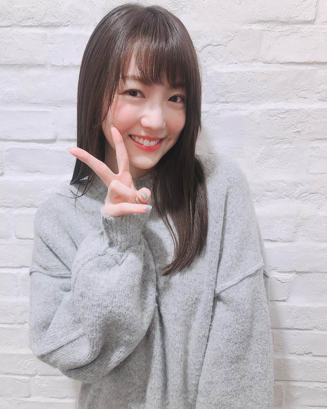 藤本かえでのインスタグラム：「新年1回目の髪メンテナンスしてもらいました〜💇‍♀️✨  髪の毛サラサラ〜！生き返った！！  1枚目と2枚目どっちが好きですかー🤔？？  #abbey #abbey2 #表参道美容院」