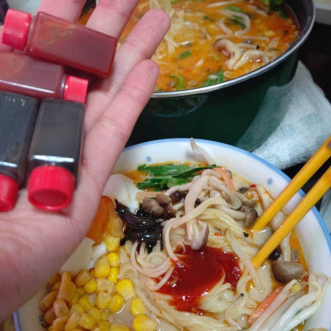 松浦麻里奈さんのインスタグラム写真 - (松浦麻里奈Instagram)「宅麺お取り寄せ🤗💓【ラーメン まこと屋】の 看板メニュー「牛じゃんラーメン」と 「鶏じゃんらーめん」が家でも食べられる〜😋🍁  オンラインショップにて @ramen_makotoya  🌸濃厚旨辛！赤辛牛じゃんラーメン ・冷凍スープ （厚切りチャーシュー1枚入り）　3人前 ・冷凍麺　3玉 ・秘伝の辛味噌　3人前 ・3段製法の香味油（マー油）　3人前  が入ってます！！ お家でお手軽に出来るから楽チン🍜  秘伝の赤辛タレ2つ入ってるのだけど 胡麻の風味と甘さ、独特の酸味で🤗 入れると更に風味が増す！！  野菜入れすぎて、もりもり🍜になってしまったけど スープまで美味しいから、残りスープで リゾットにしたり、次の日のお鍋の出汁にしたり 色々アレンジしやすい✨  #ラーメンまこと屋 #ラーメン通販 #お取り寄せグルメ #おうち時間 #おうちごはん #グルメ #pr #ラーメン好きな人と繋がりたい #ラーメン#ラーメン大好き #ラーメン部 #ramen #グルメスタグラム #グルメインスタ #お家でラーメン #お店の味#お店の味をご家庭で #料理 #出前#ディナー#dinner#ランチ#LUNCH#ラーメン倶楽部 #デカ盛り #豚骨#鶏#スープ#soup」1月16日 16時43分 - ay114.831m