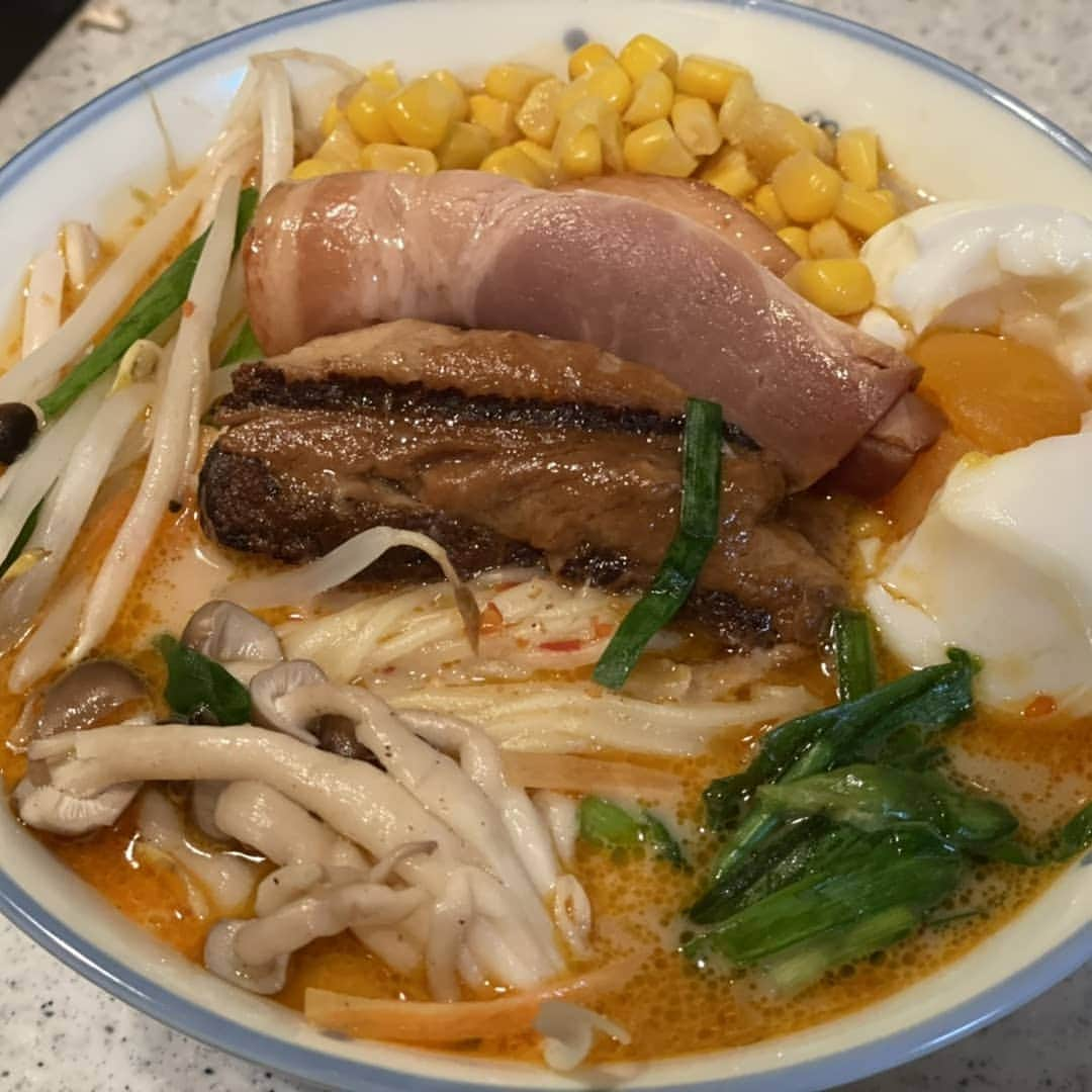 松浦麻里奈さんのインスタグラム写真 - (松浦麻里奈Instagram)「宅麺お取り寄せ🤗💓【ラーメン まこと屋】の 看板メニュー「牛じゃんラーメン」と 「鶏じゃんらーめん」が家でも食べられる〜😋🍁  オンラインショップにて @ramen_makotoya  🌸濃厚旨辛！赤辛牛じゃんラーメン ・冷凍スープ （厚切りチャーシュー1枚入り）　3人前 ・冷凍麺　3玉 ・秘伝の辛味噌　3人前 ・3段製法の香味油（マー油）　3人前  が入ってます！！ お家でお手軽に出来るから楽チン🍜  秘伝の赤辛タレ2つ入ってるのだけど 胡麻の風味と甘さ、独特の酸味で🤗 入れると更に風味が増す！！  野菜入れすぎて、もりもり🍜になってしまったけど スープまで美味しいから、残りスープで リゾットにしたり、次の日のお鍋の出汁にしたり 色々アレンジしやすい✨  #ラーメンまこと屋 #ラーメン通販 #お取り寄せグルメ #おうち時間 #おうちごはん #グルメ #pr #ラーメン好きな人と繋がりたい #ラーメン#ラーメン大好き #ラーメン部 #ramen #グルメスタグラム #グルメインスタ #お家でラーメン #お店の味#お店の味をご家庭で #料理 #出前#ディナー#dinner#ランチ#LUNCH#ラーメン倶楽部 #デカ盛り #豚骨#鶏#スープ#soup」1月16日 16時43分 - ay114.831m